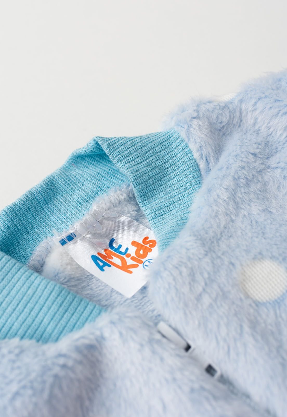 Detalhe: Gola e z&iacute;per do Macac&atilde;o Fleece com Z&iacute;per Ame Kids, cor Azul Beb&ecirc;
