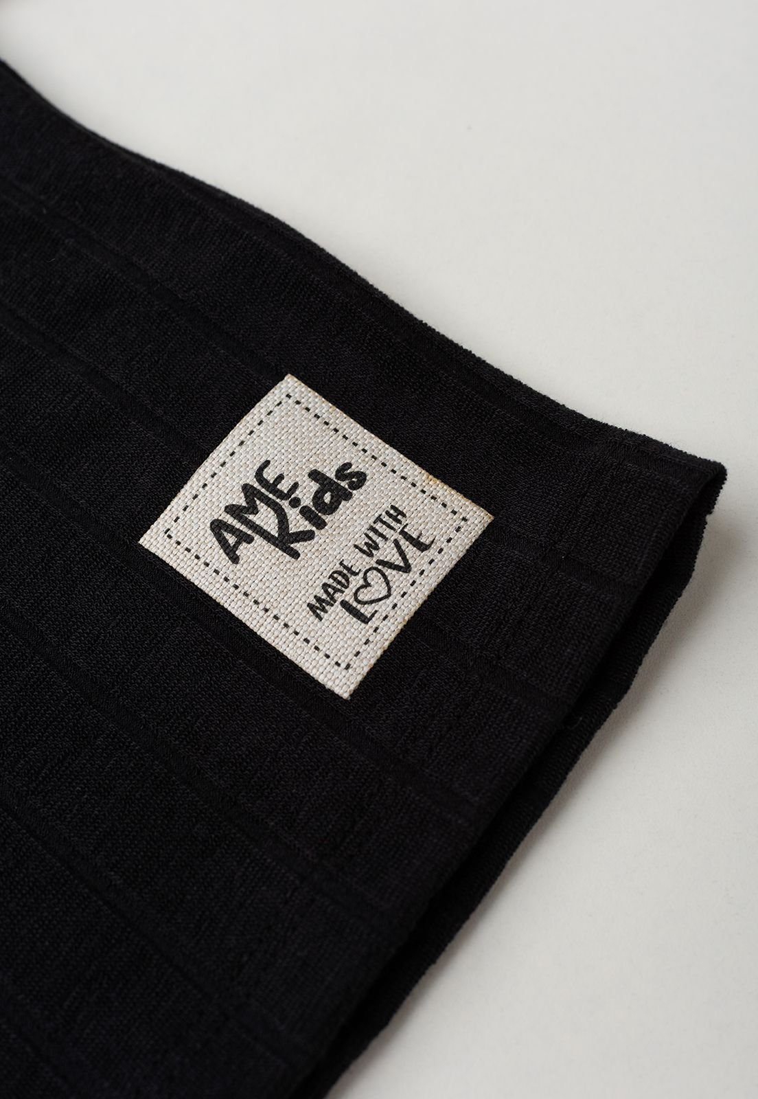 Detalhe: Etiqueta frontal do Conjunto Blusa e Cal&ccedil;a Milano Ame Kids, cor Preto
