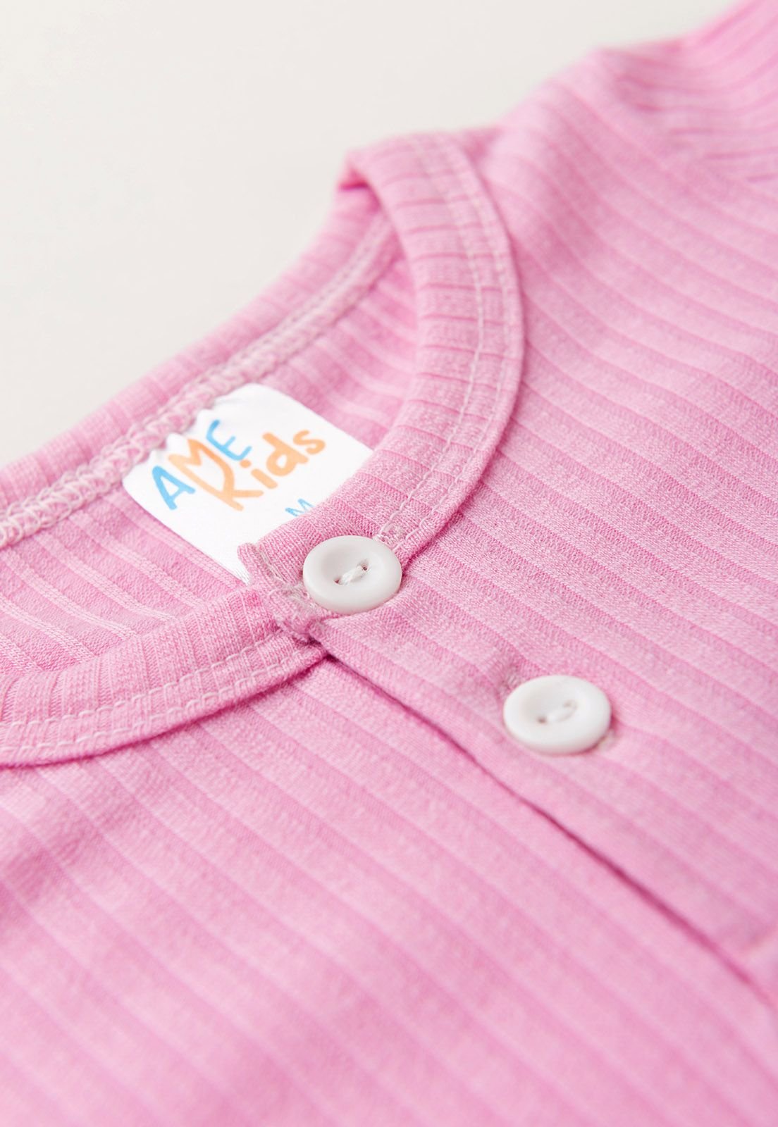 Detalhe: Bot&otilde;es na gola do Conjunto Blusa e Cal&ccedil;a Canelado Ame Kids, cor Rosa