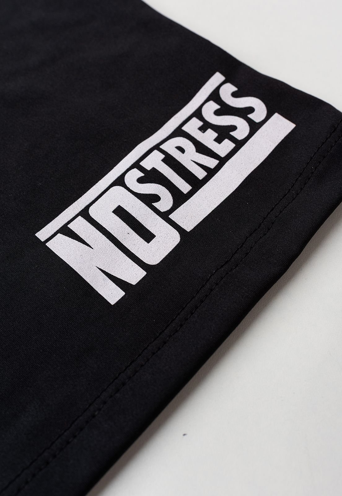 Detalhe: Estampa No Stress do Conjunto Blusa e Shorts com Prote&ccedil;&atilde;o UV Ame Kids, cor Preto