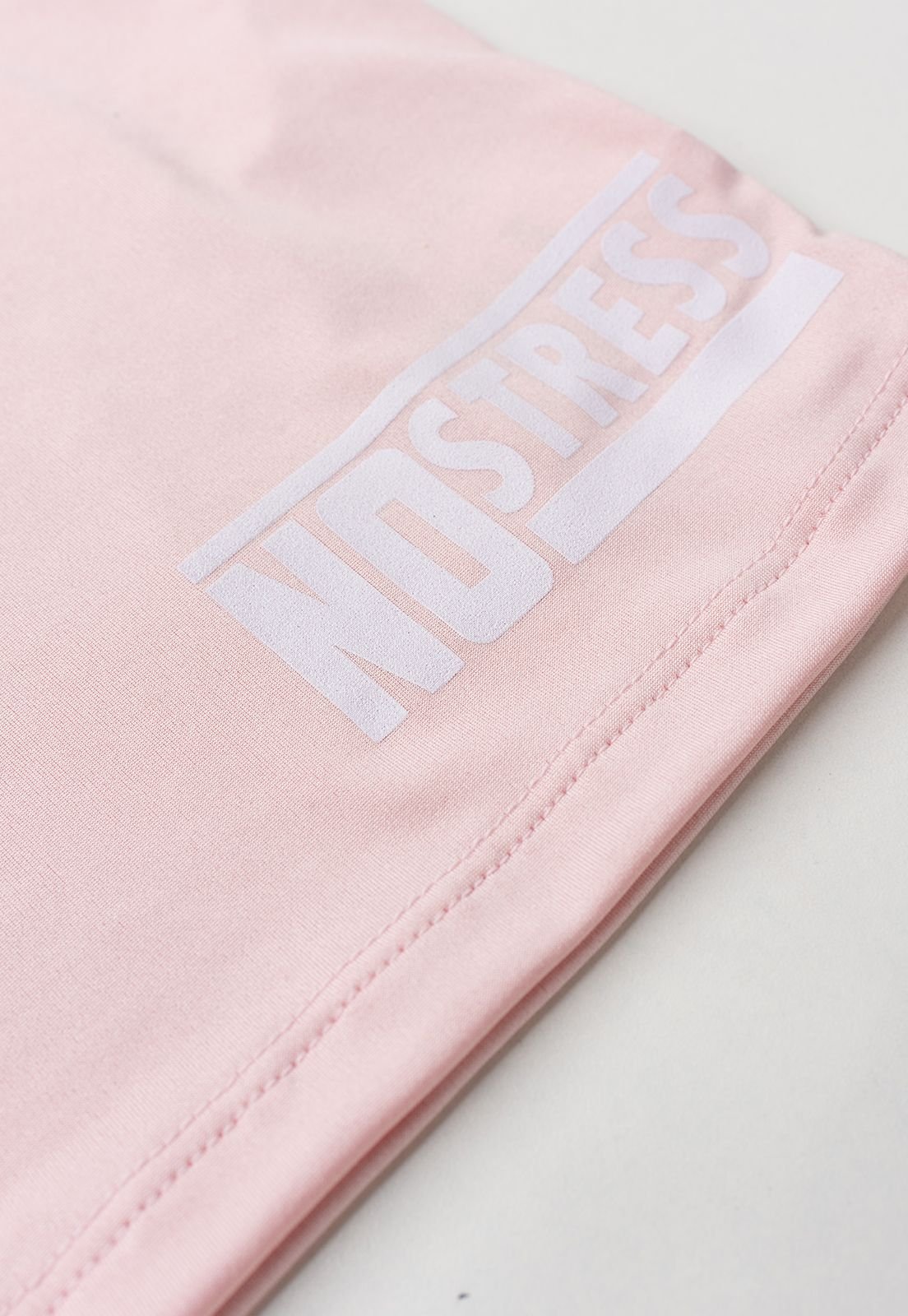 Detalhe: Estampa No Stress do Conjunto Blusa e Shorts com Prote&ccedil;&atilde;o UV Ame Kids, cor Rosa Beb&ecirc;