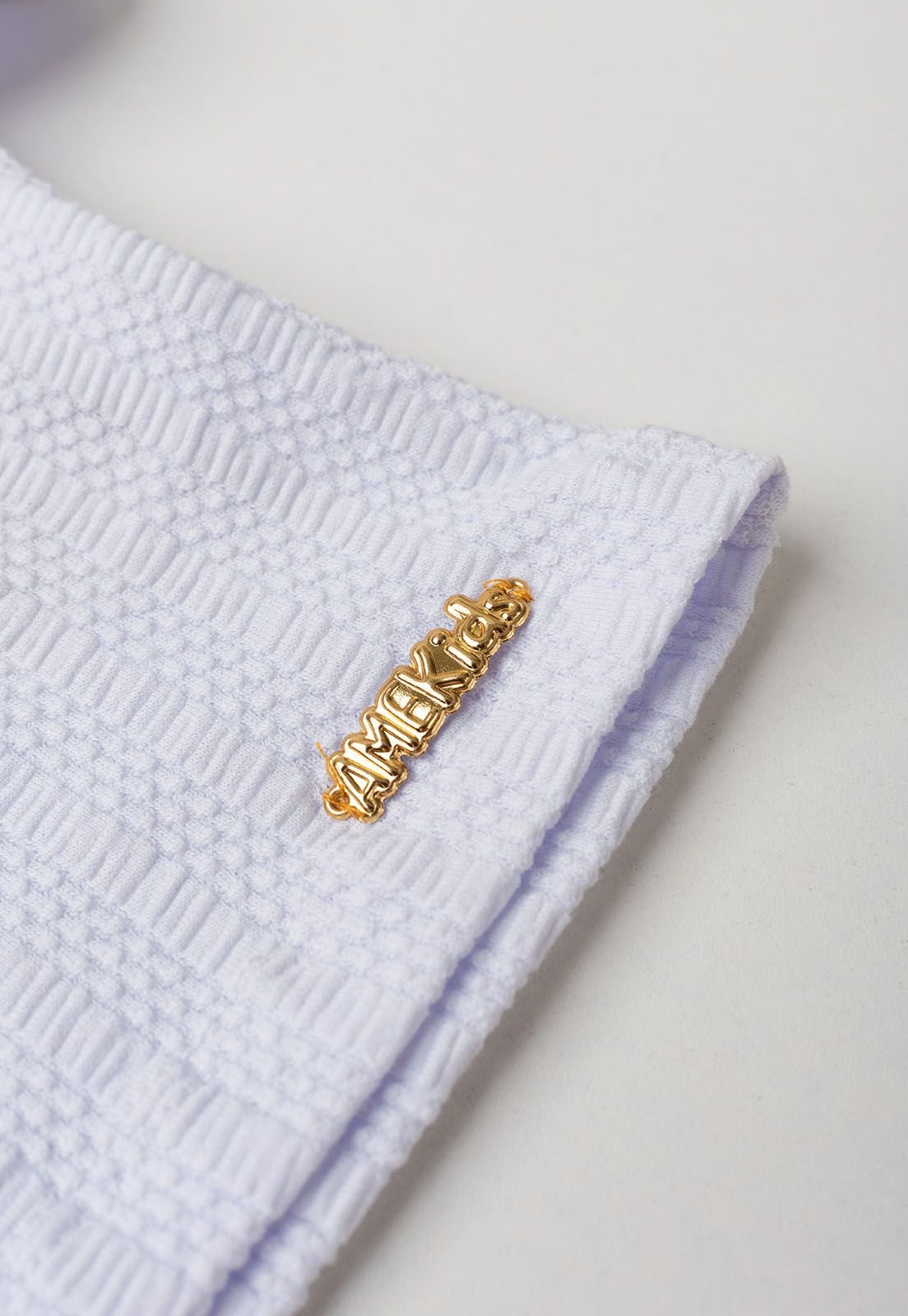Detalhe: Detalhe dourado do Conjunto Blusa e Cal&ccedil;a Sunset Ame Kids, cor Branco