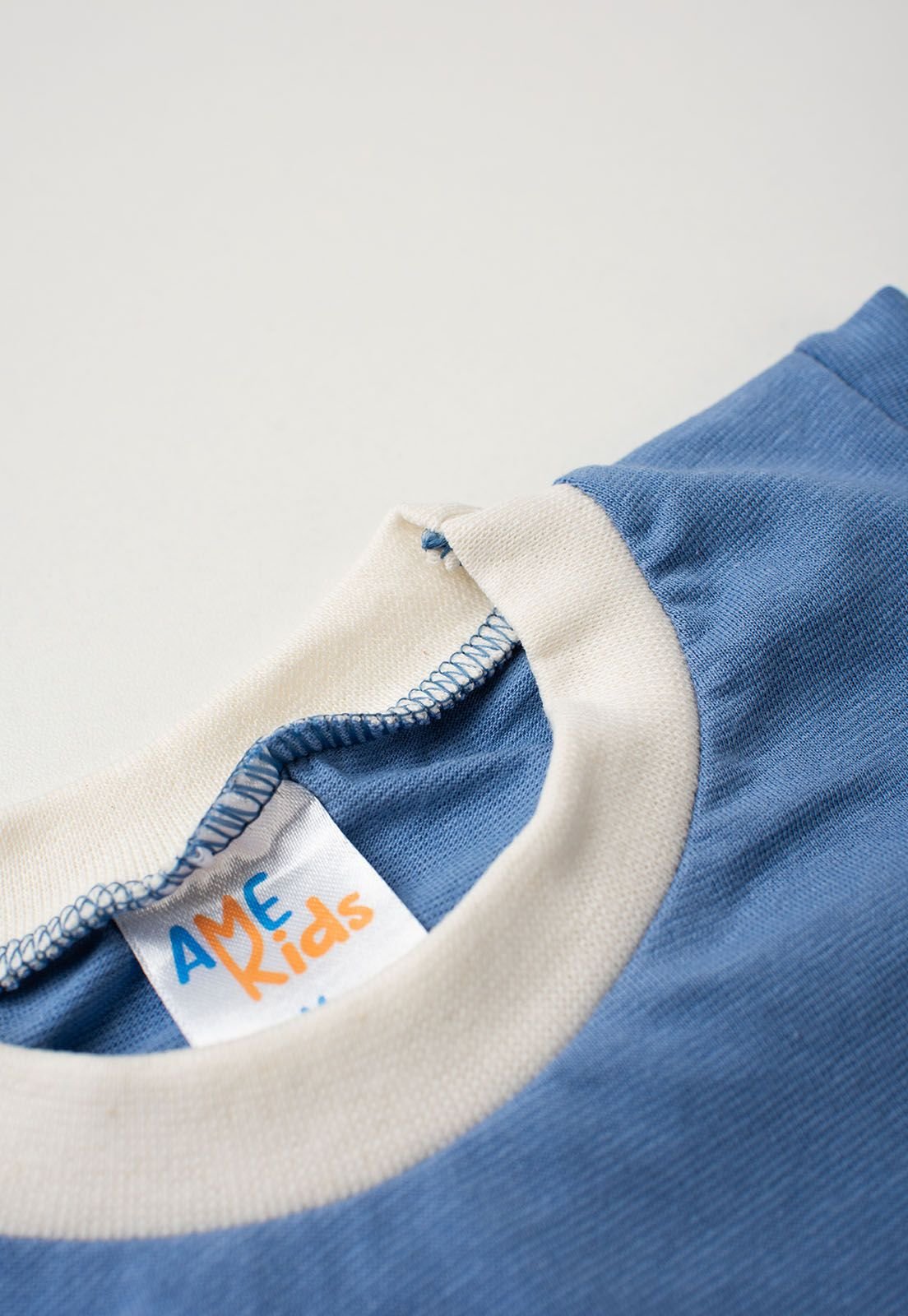 Detalhe: Gola contrastante do Conjunto Blusa e Cal&ccedil;a Meia Malha Ame Kids, cor Azul