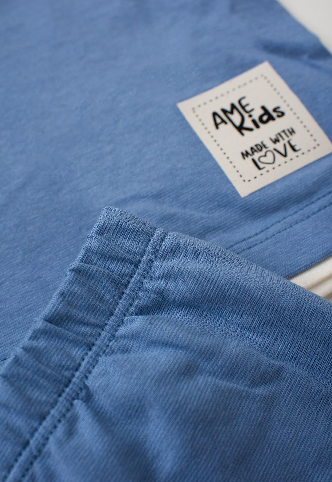 Detalhe: Etiqueta Ame Kids do Conjunto Blusa e Cal&ccedil;a Meia Malha Ame Kids, cor Azul