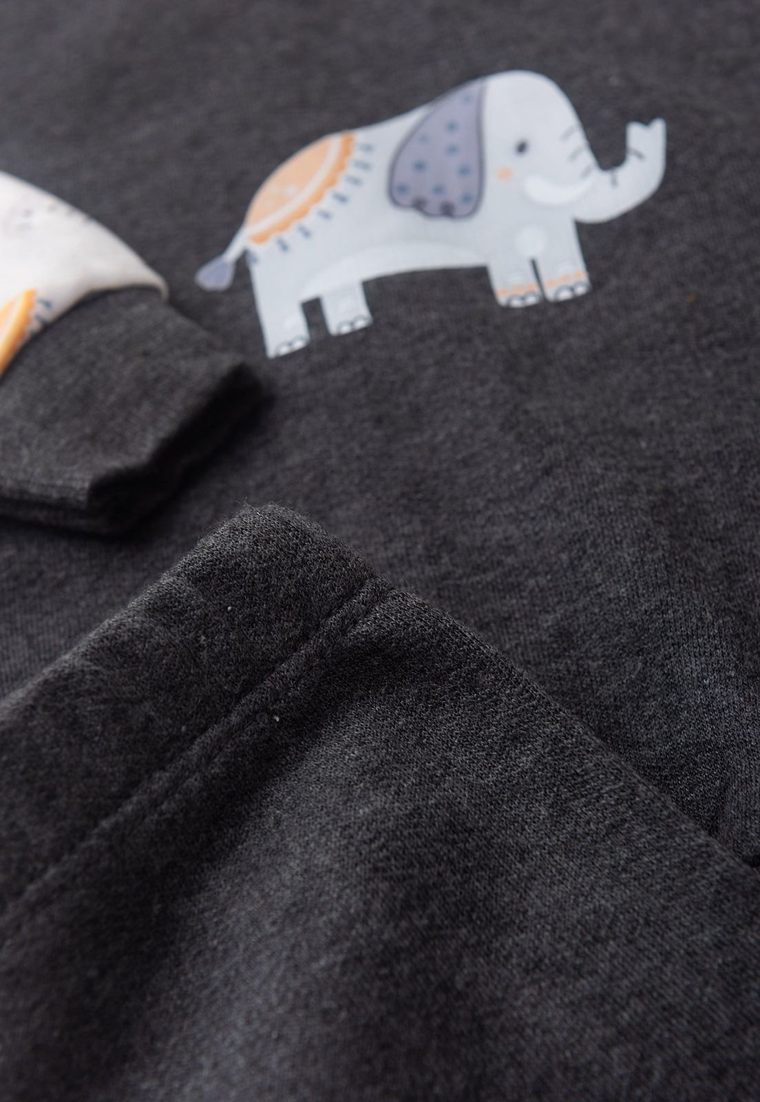 Detalhe: Mangas estampadas do Conjunto Blusa e Cal&ccedil;a de Moletom Elefantinho Ame Kids, cor Grafite