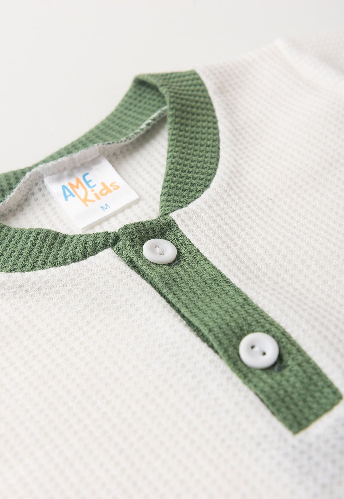 Detalhe: Gola com bot&otilde;es do Conjunto Blusa e Cal&ccedil;a Moscou Ame Kids, cor Verde