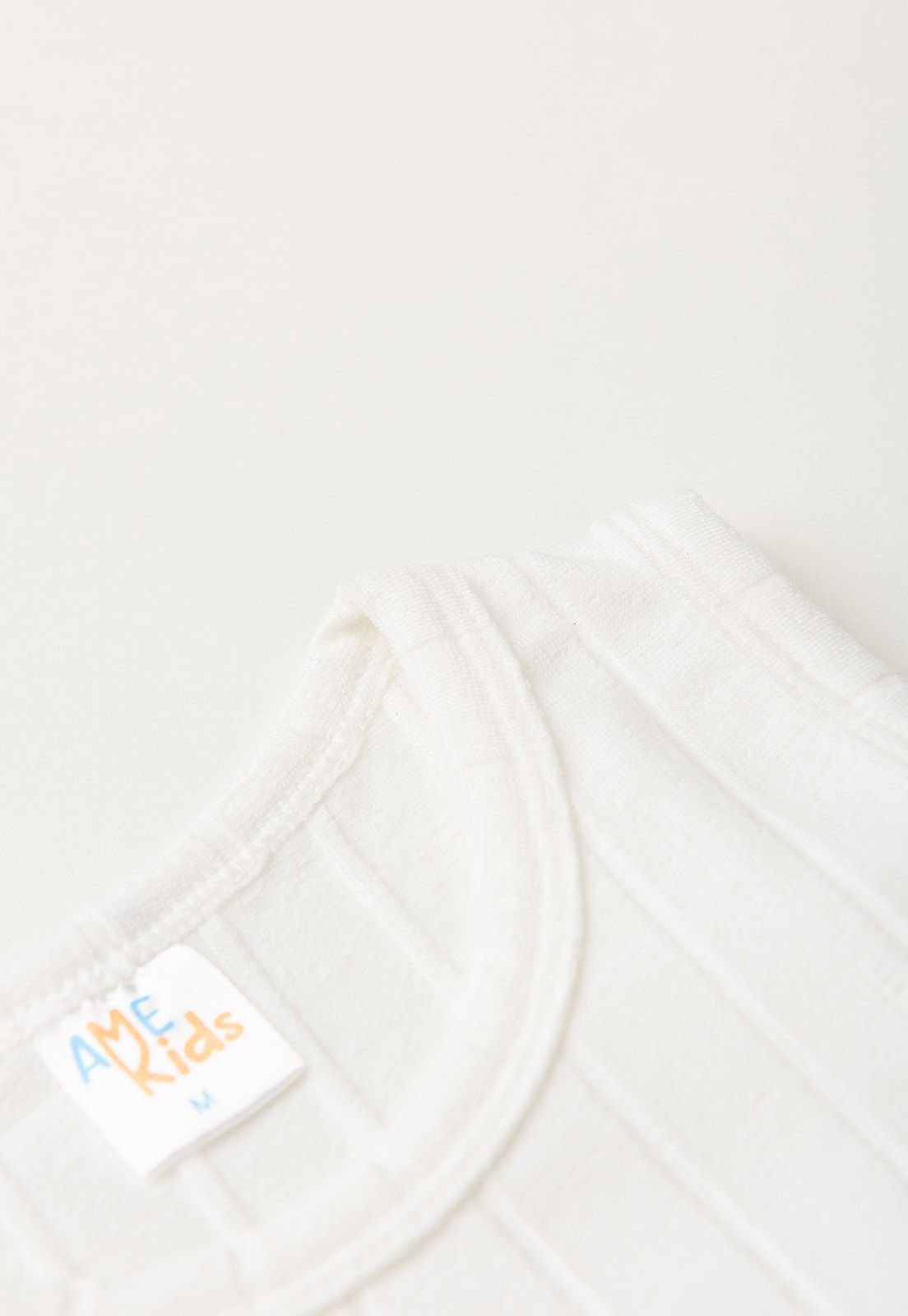Detalhe: Gola com acabamento do Conjunto Regata e Shorts Milano Ame Kids, cor Off-white