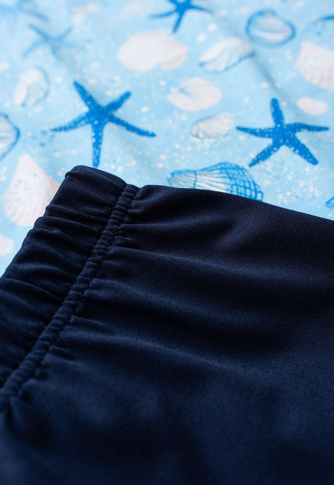 Detalhe: C&oacute;s com el&aacute;stico do Conjunto Blusa e Shorts com Prote&ccedil;&atilde;o UV Ame Kids, cor Azul Marinho