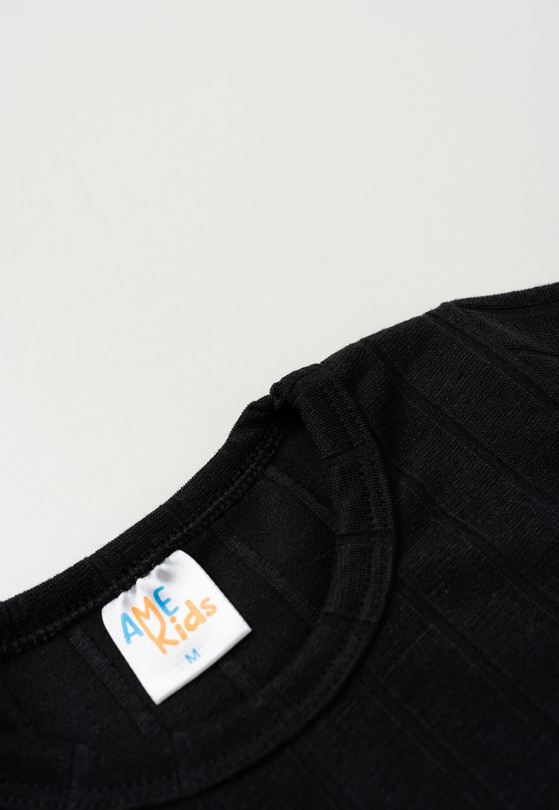 Detalhe: Gola redonda do Conjunto Blusa e Cal&ccedil;a Milano Ame Kids, cor Preto