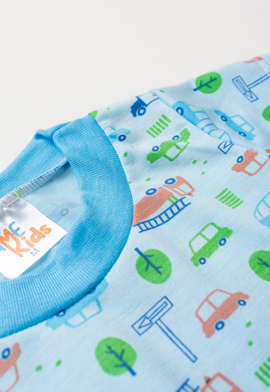 Detalhe: Gola contrastante do Conjunto Pijama Blusa e Shorts Ame Kids, cor Azul Beb&ecirc;