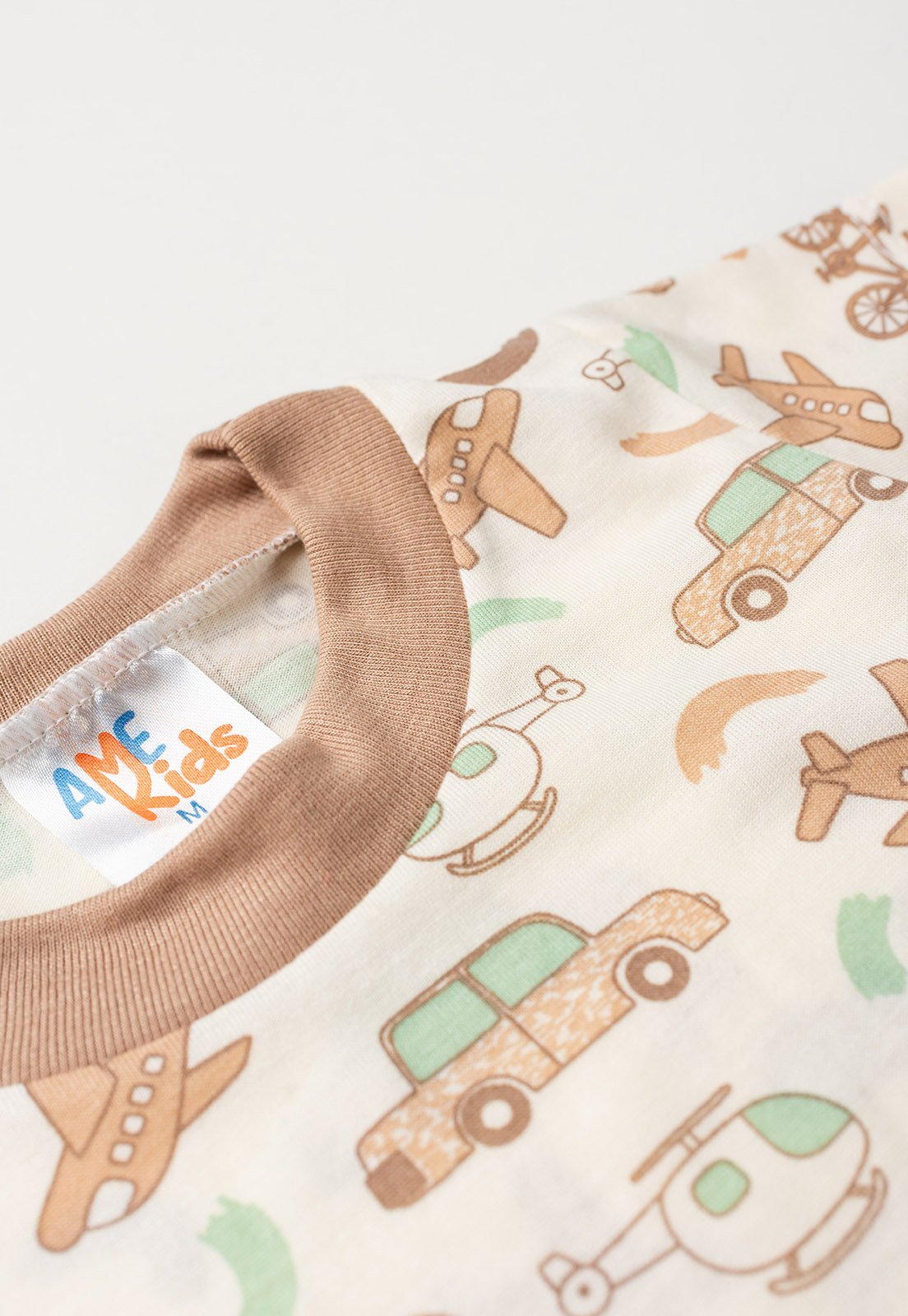 Detalhe: Gola contrastante do Conjunto Pijama Blusa e Shorts Ame Kids, cor Avel&atilde;
