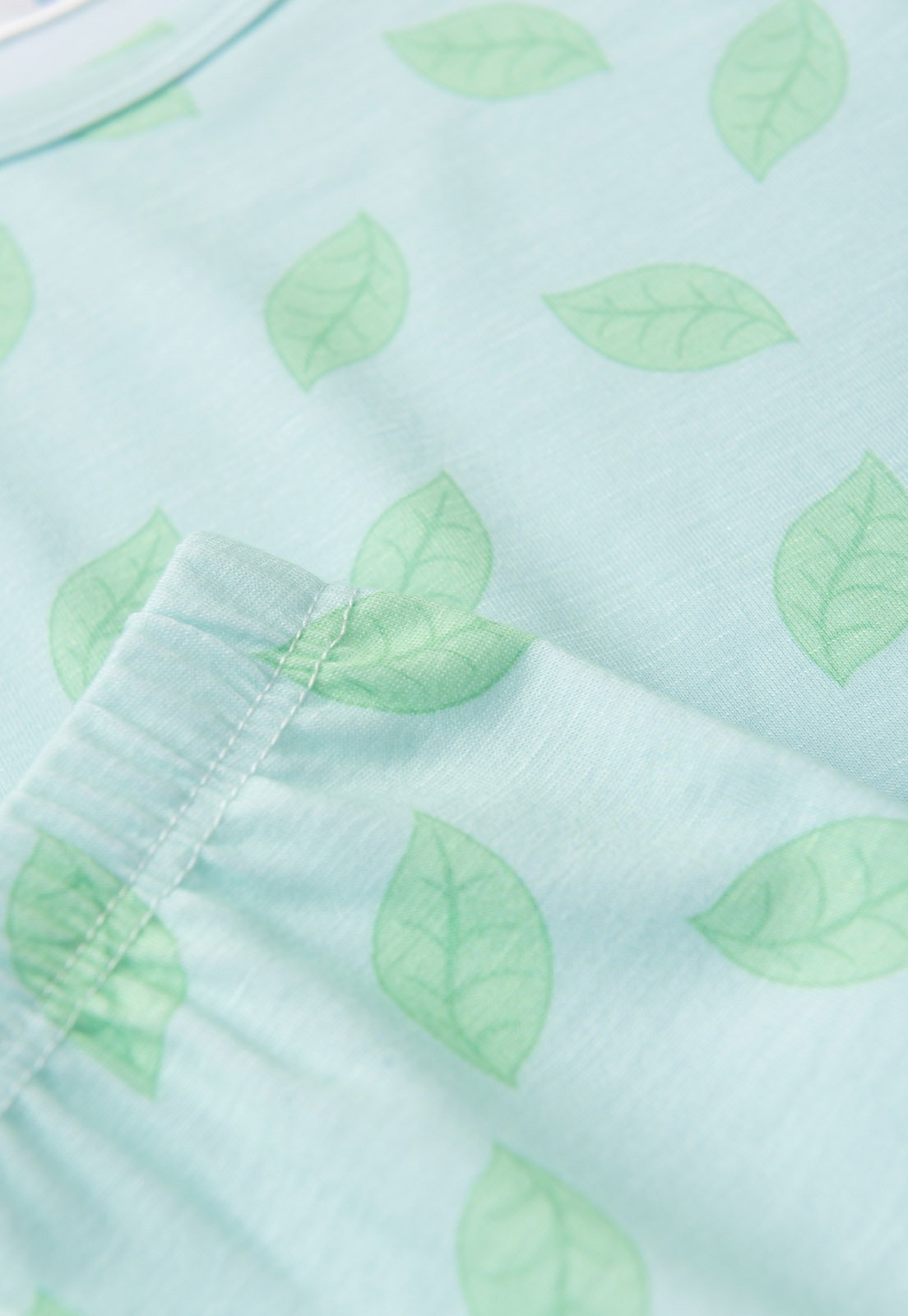 Detalhe: Estampa de folhinhas do Pijama Blusa e Cal&ccedil;a Estampado Ame Kids, cor Verdinho