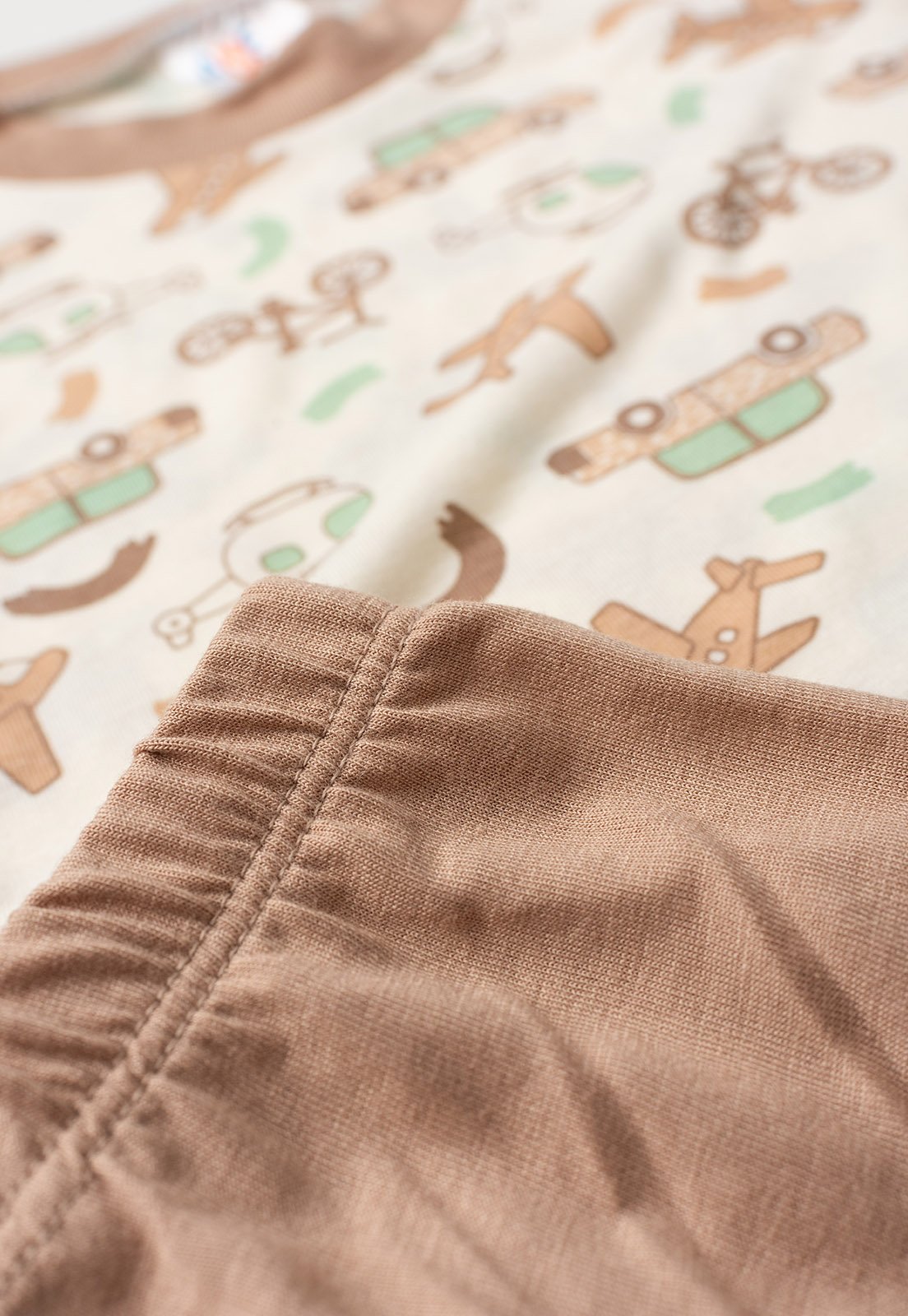Detalhe: C&oacute;s com el&aacute;stico do Conjunto Pijama Blusa e Shorts Ame Kids, cor Avel&atilde;