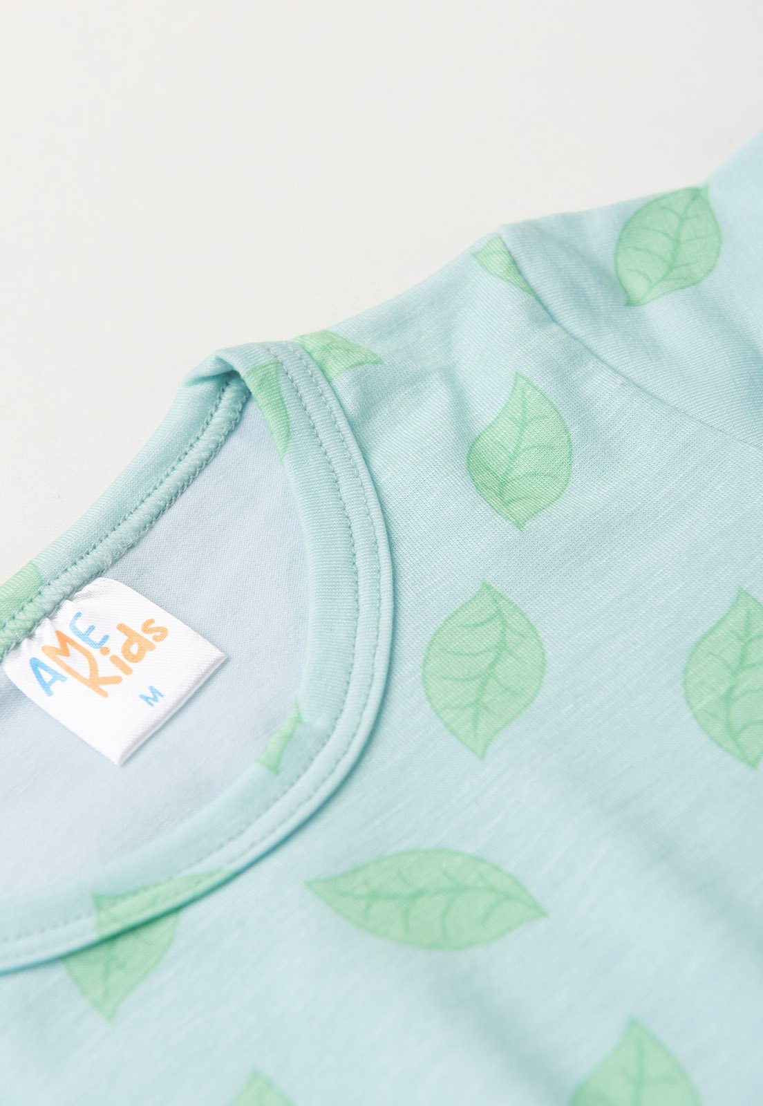Detalhe: Gola com vi&eacute;s do Conjunto Pijama Blusa e Shorts Ame Kids, cor Verdinho