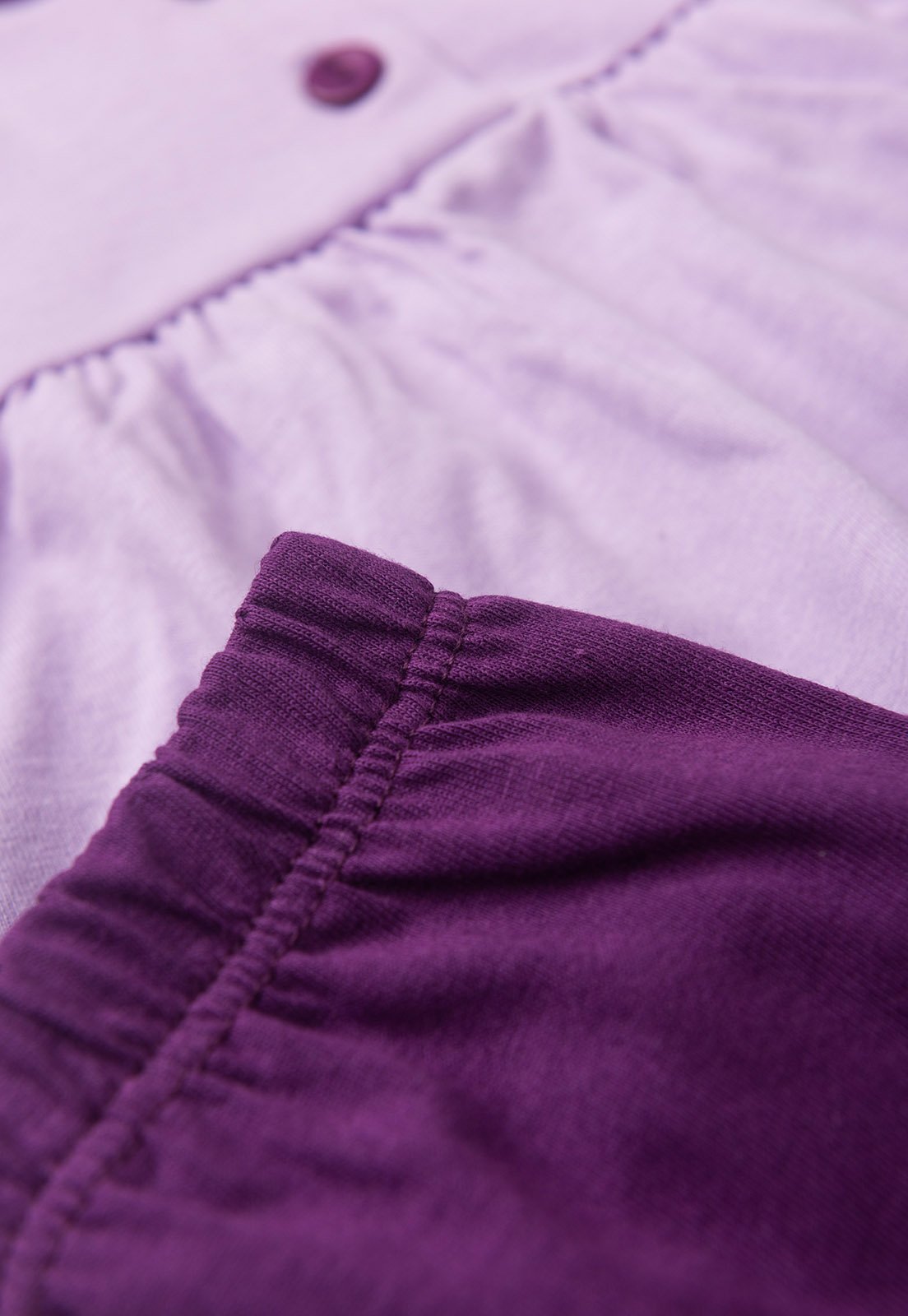 Detalhe: Barra franzida do Conjunto Bata e Shorts Ame Kids, cor Beringela