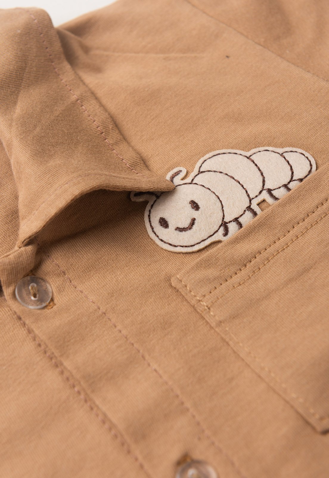 Detalhe: Bolso bordado do Conjunto Camisa e Shorts Ame Kids, cor Avel&atilde;