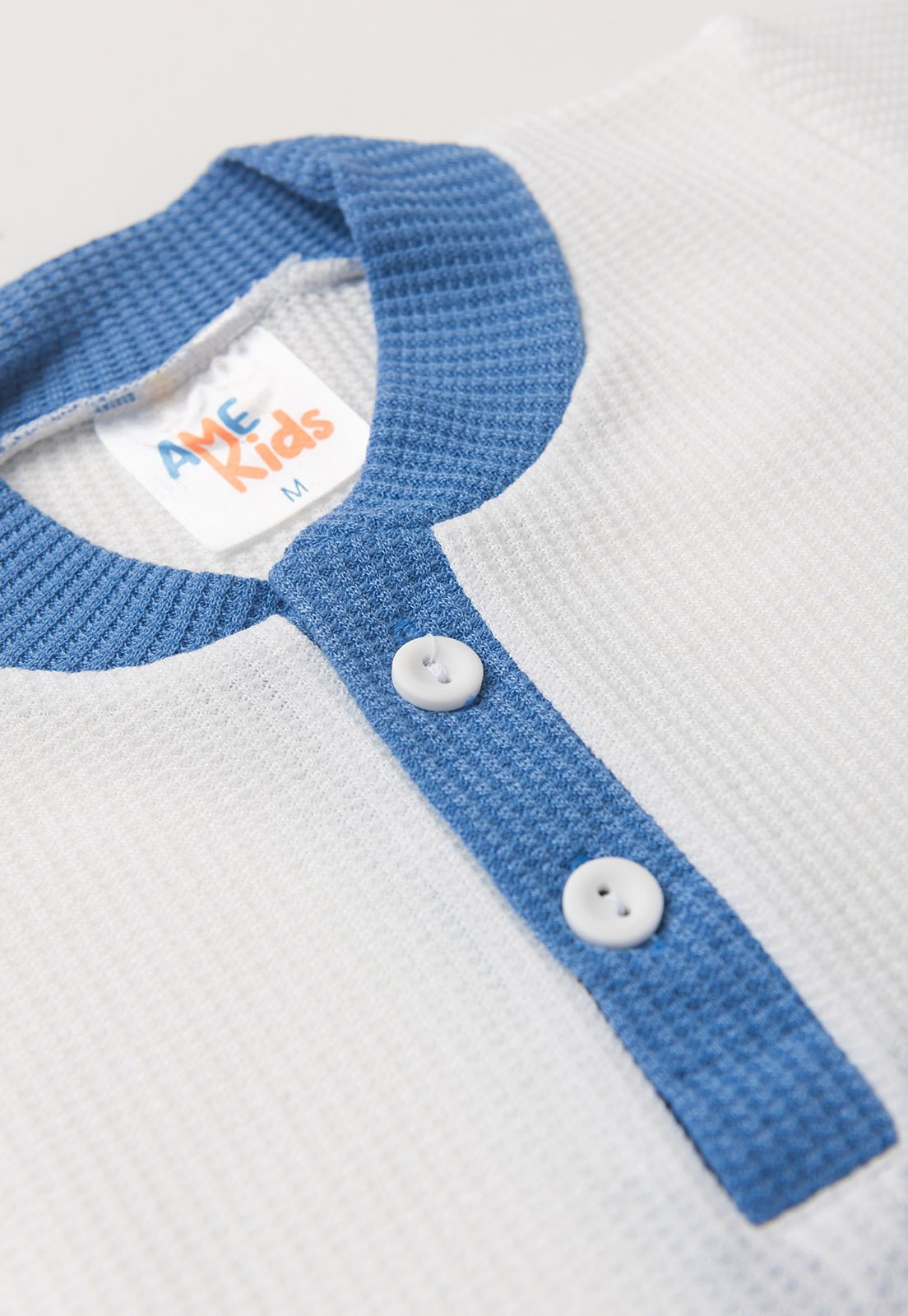 Detalhe: Gola e bot&otilde;es do Conjunto Blusa e Shorts Moscou Ame Kids, cor Azul