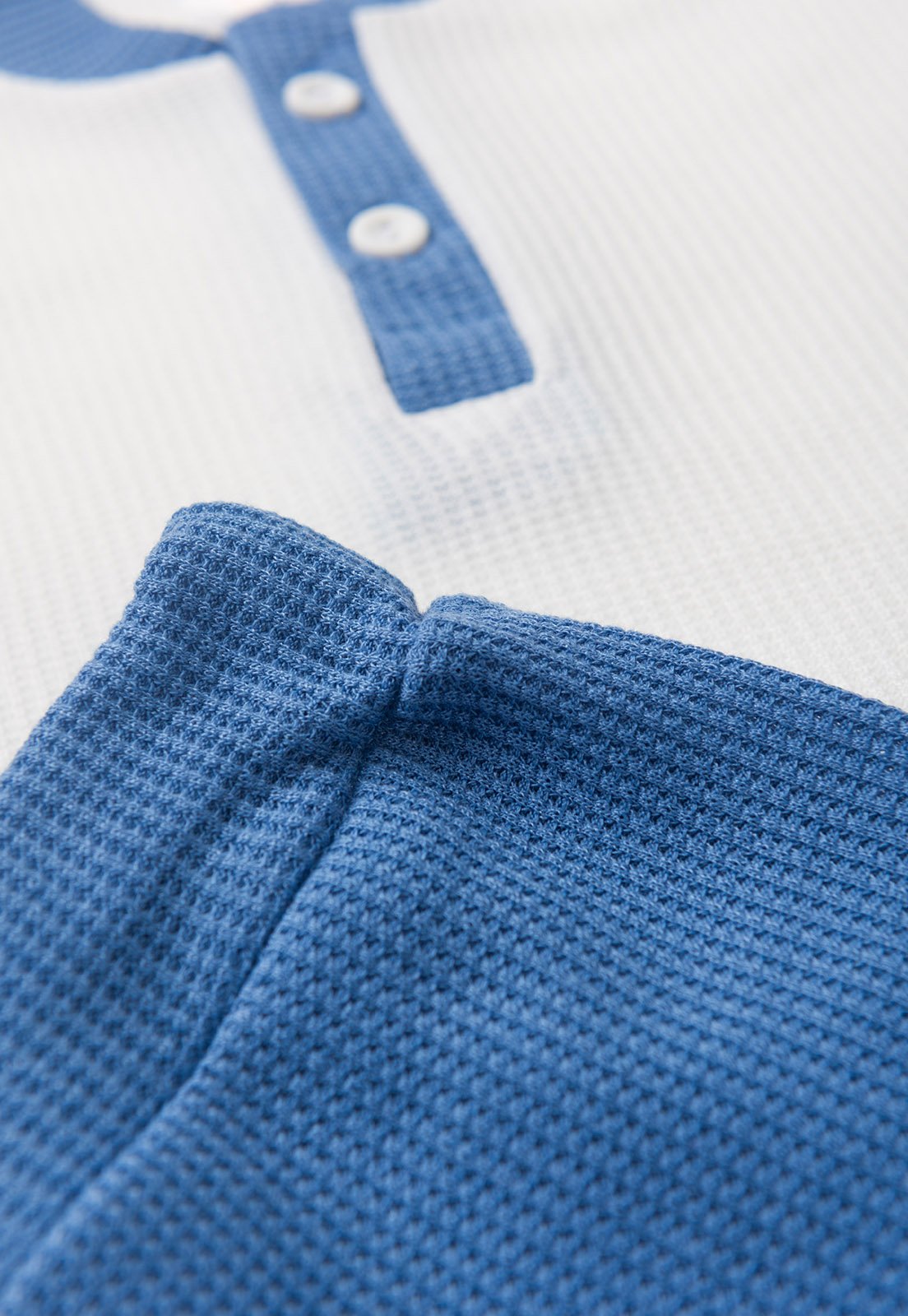 Detalhe: Textura do shorts do Conjunto Blusa e Shorts Moscou Ame Kids, cor Azul