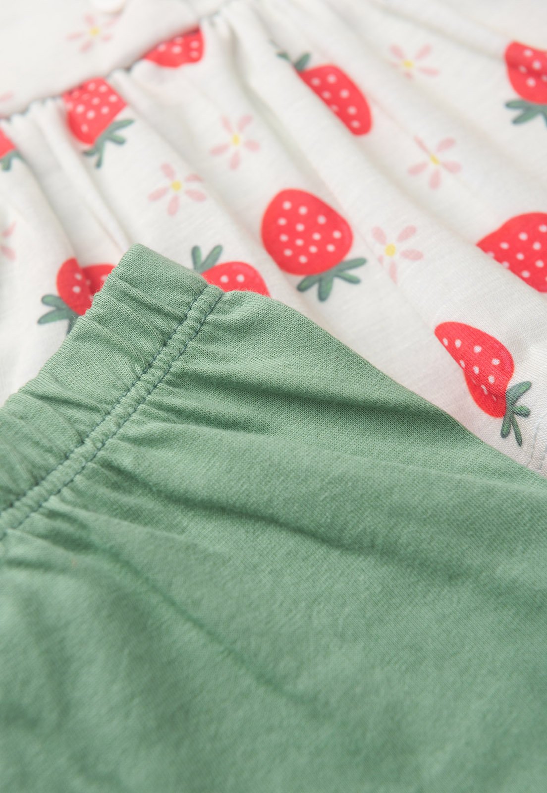 Detalhe: C&oacute;s com el&aacute;stico do Conjunto Bata e Shorts Moranguinho Ame Kids, cor Verde