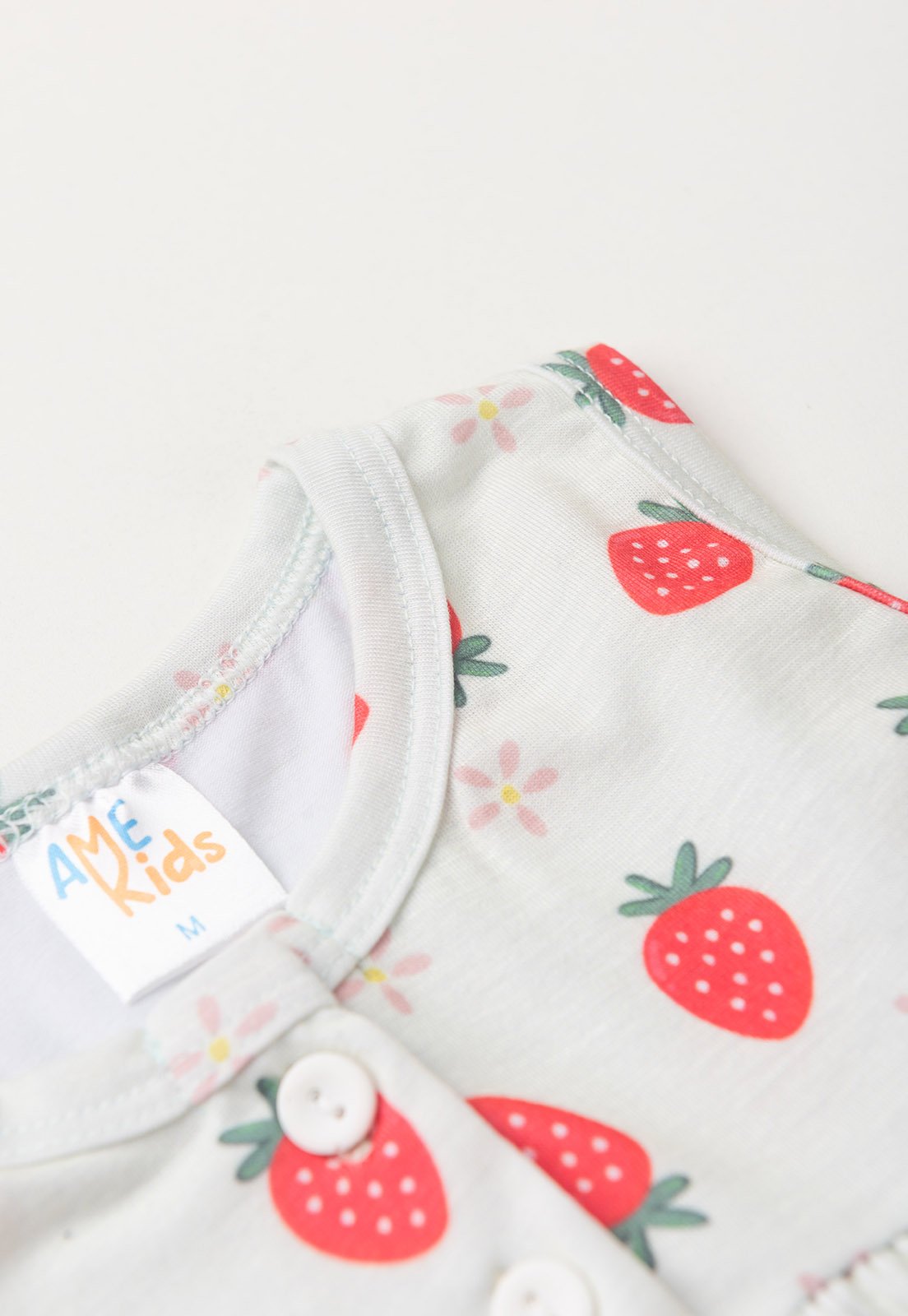 Detalhe: Bot&otilde;es na frente do Conjunto Bata e Shorts Moranguinho Ame Kids, cor Verde