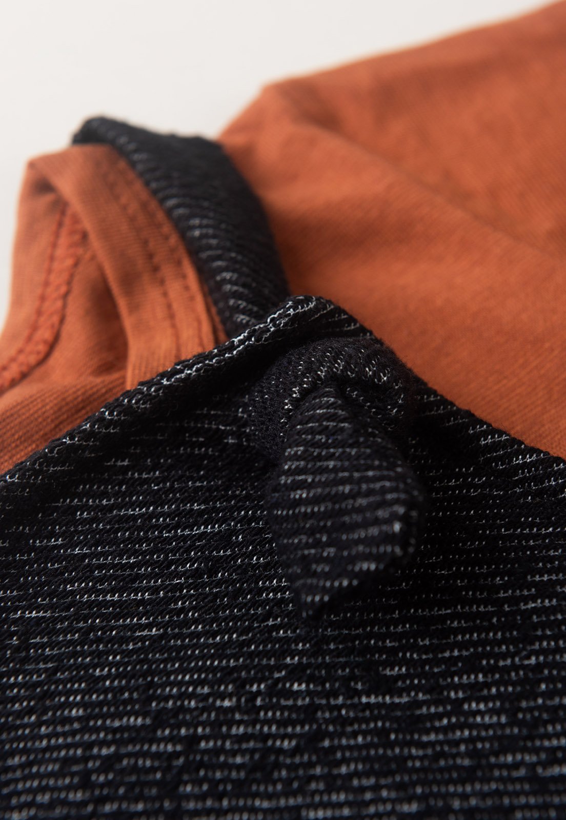 Detalhe: N&oacute; nas al&ccedil;as do Conjunto Jardineira e Camiseta Ame Kids, cor Preto