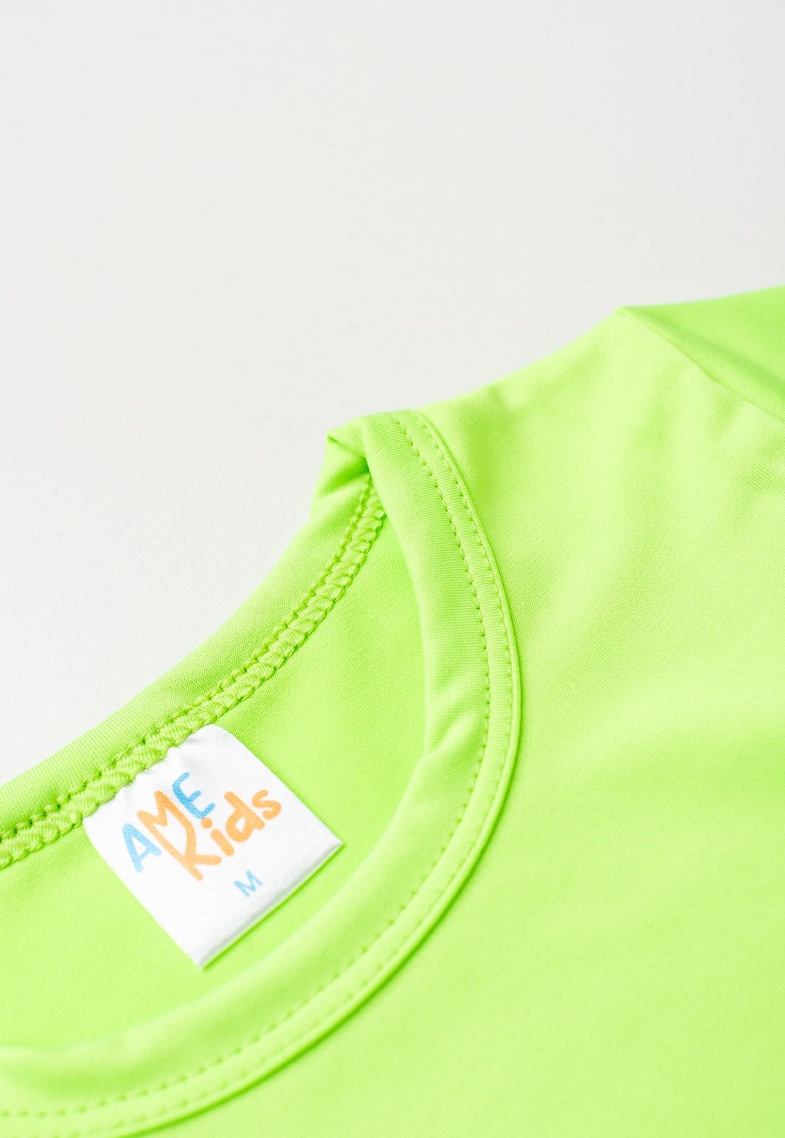 Detalhe: Gola redonda do Conjunto Blusa e Shorts com Prote&ccedil;&atilde;o UV Ame Kids, cor Verde Lim&atilde;o