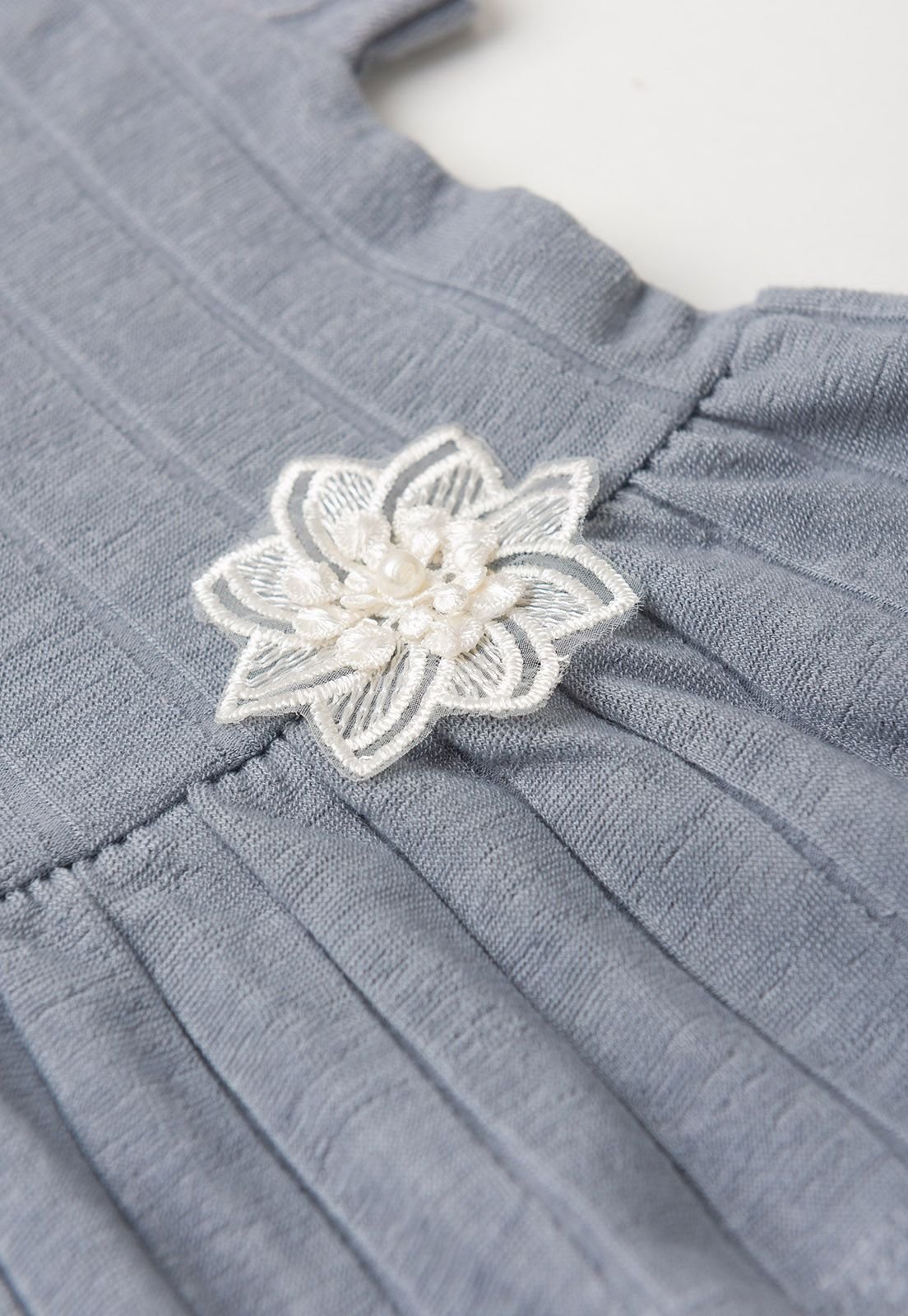 Detalhe: Flor com p&eacute;rolas do Conjunto Blusa e Shorts Milano Ame Kids, cor Cinza