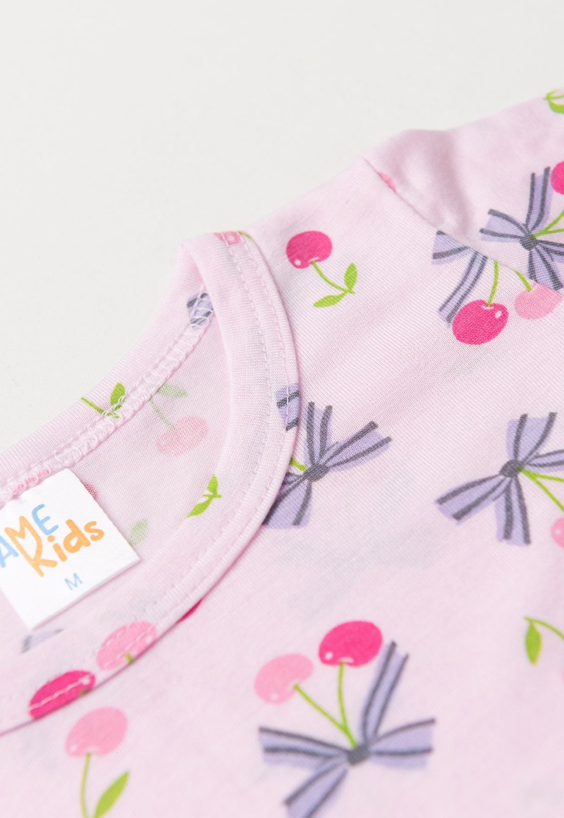 Detalhe: Gola e estampa do Conjunto Pijama Blusa e Shorts Ame Kids, cor Rosa