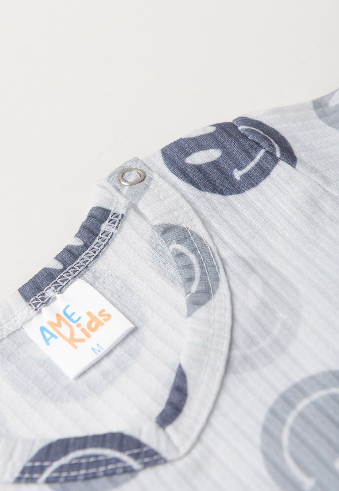 Detalhe: Press&atilde;o no ombro do Conjunto Body Canelado e Shorts Ame Kids, cor Cinza