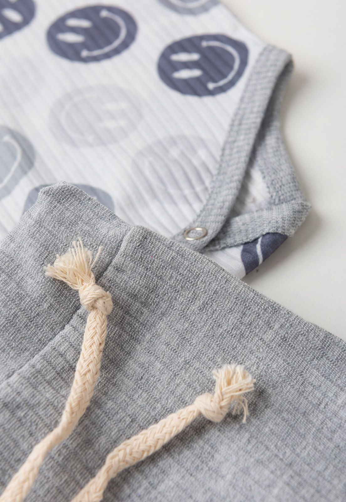 Detalhe: Cord&atilde;o decorativo do Conjunto Body Canelado e Shorts Ame Kids, cor Cinza