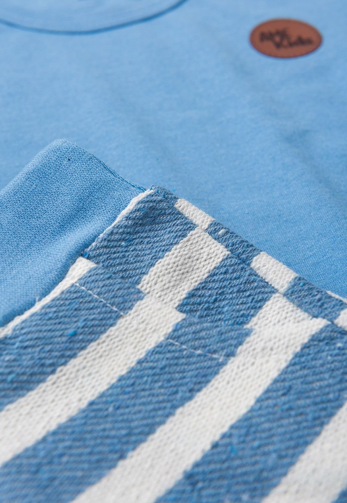 Detalhe: Shorts listrado do Conjunto Camiseta e Shorts Listrado Ame Kids, cor Azul