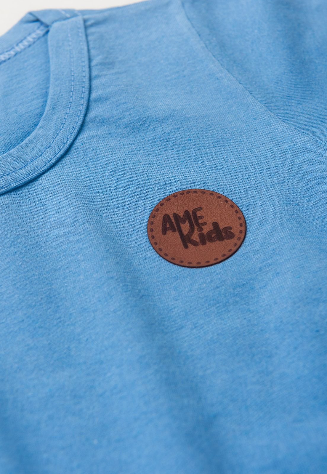 Detalhe: Patch Ame Kids do Conjunto Camiseta e Shorts Listrado Ame Kids, cor Azul