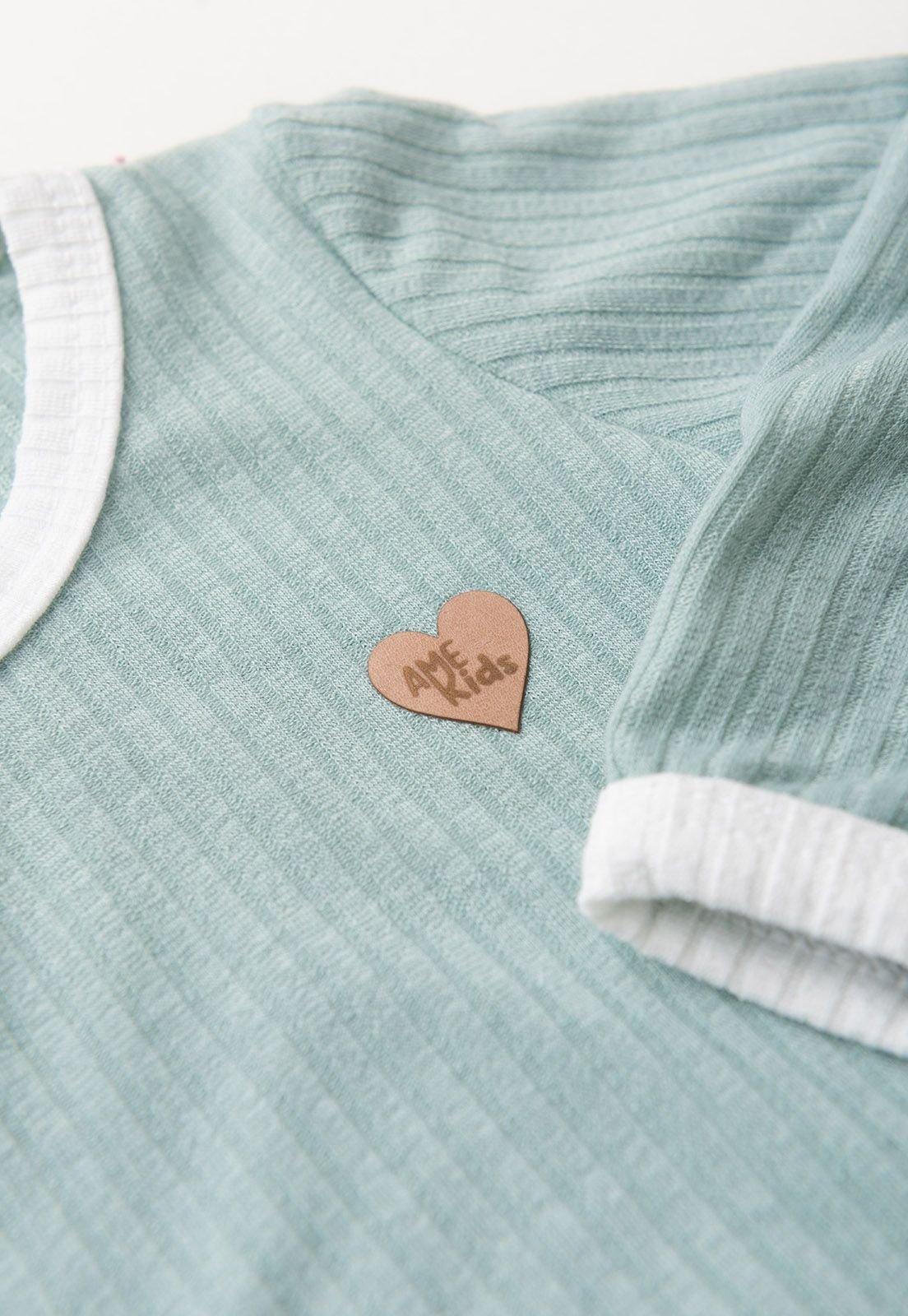 Detalhe: Patch de cora&ccedil;&atilde;o do Conjunto Blusa e Cal&ccedil;a Canelado Ame Kids, cor Verde