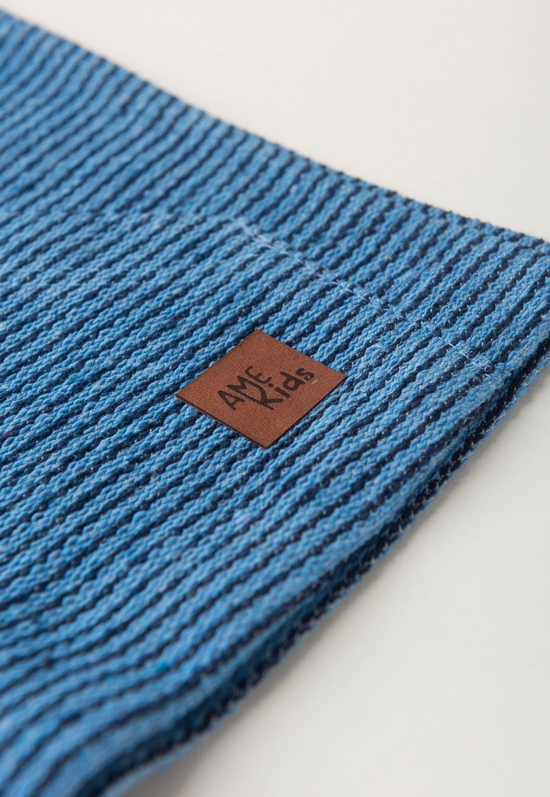 Detalhe: Patch Ame Kids do Conjunto Blusa com Capuz e Cal&ccedil;a Ame Kids, cor Azul
