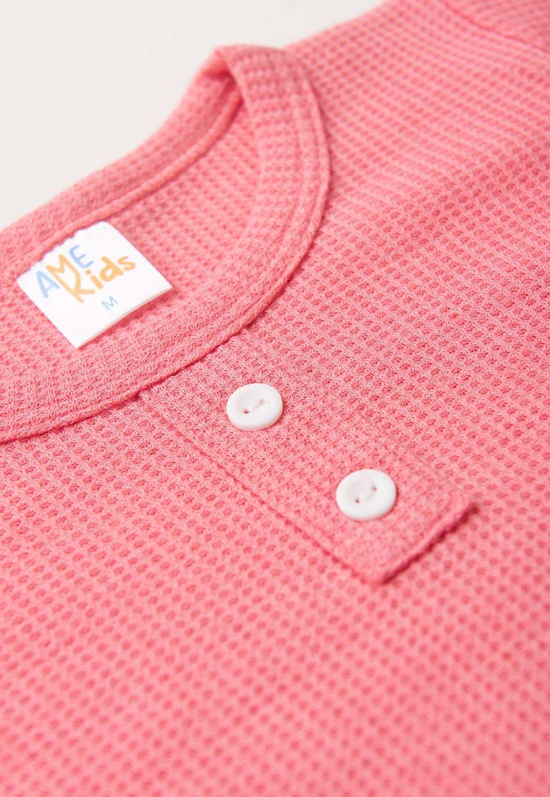 Detalhe: Bot&otilde;es decorativos do Conjunto Blusa e Cal&ccedil;a Moscou Ame Kids, cor P&ecirc;ssego