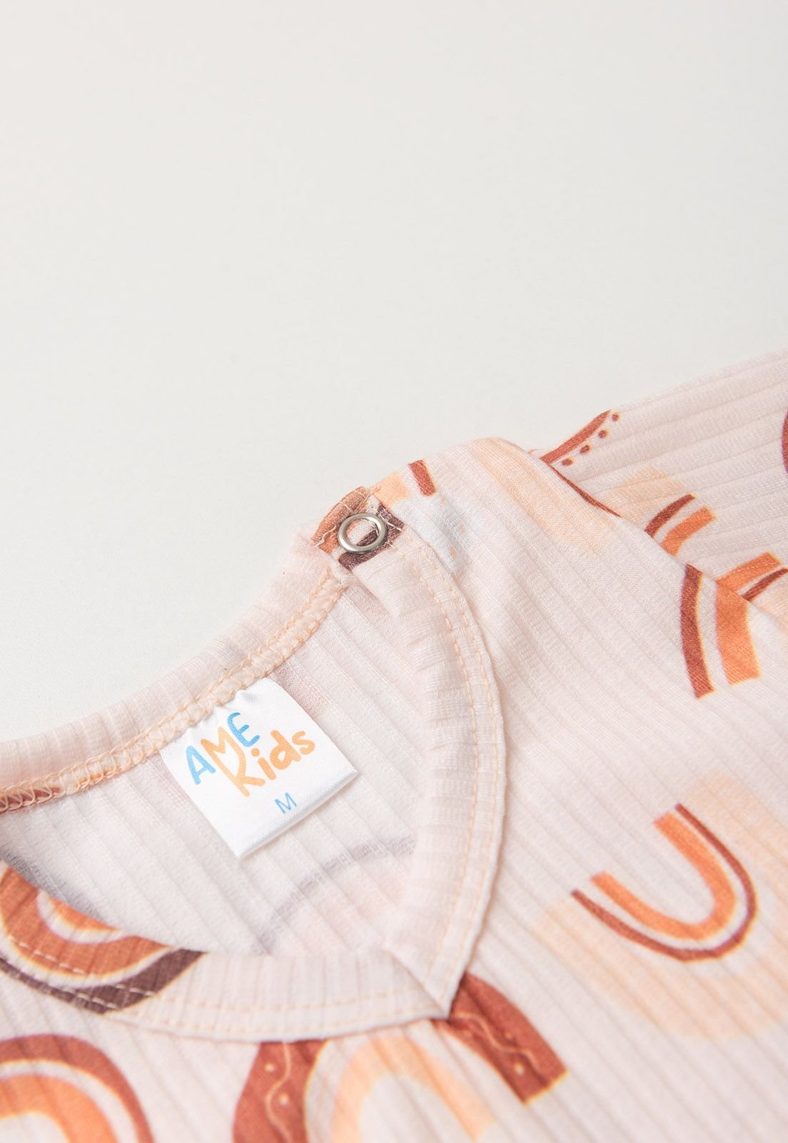 Detalhe: Gola e estampa do Conjunto Body Canelado e Shorts Ame Kids, cor Avel&atilde;