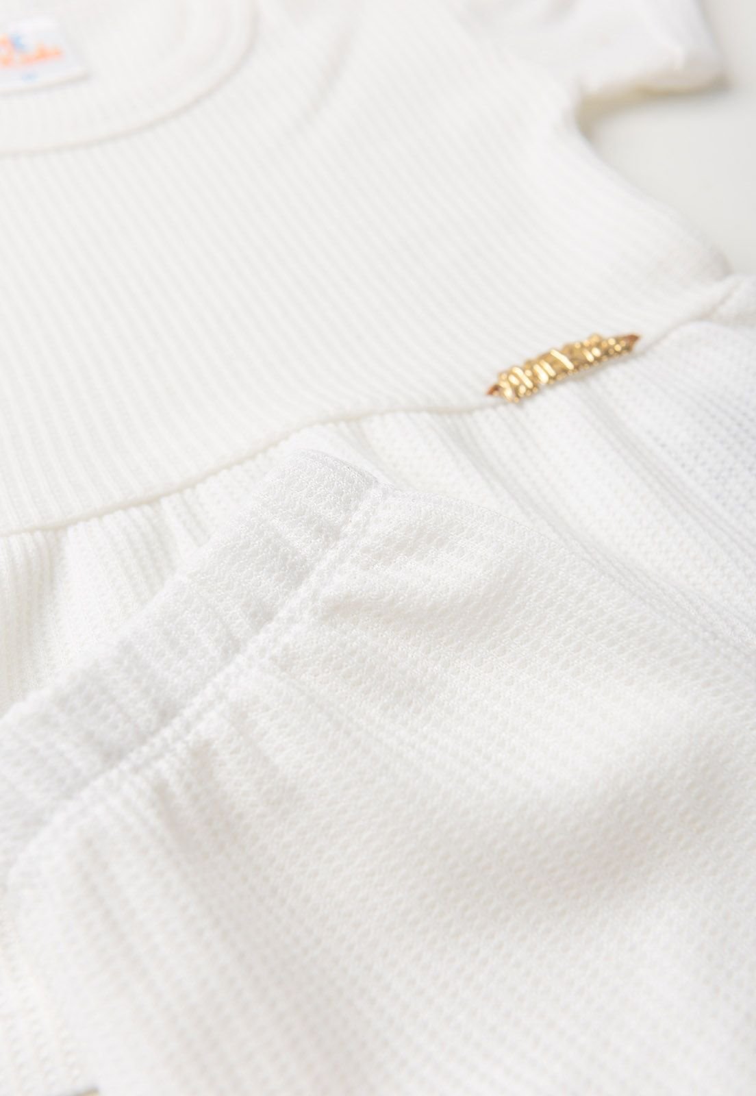 Detalhe: Barra peplum do Conjunto Blusa e Shorts Moscou Ame Kids, cor Off-white