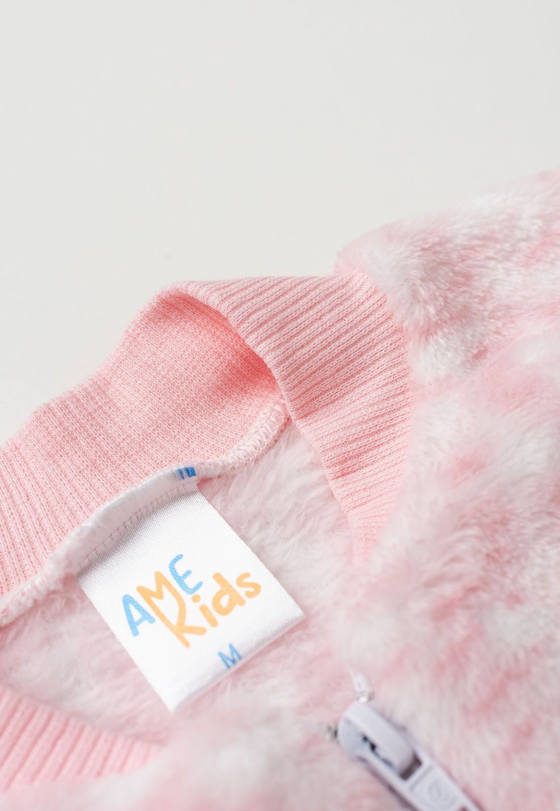 Detalhe: Gola e z&iacute;per do Macac&atilde;o Fleece com Z&iacute;per Ame Kids, cor Rosa