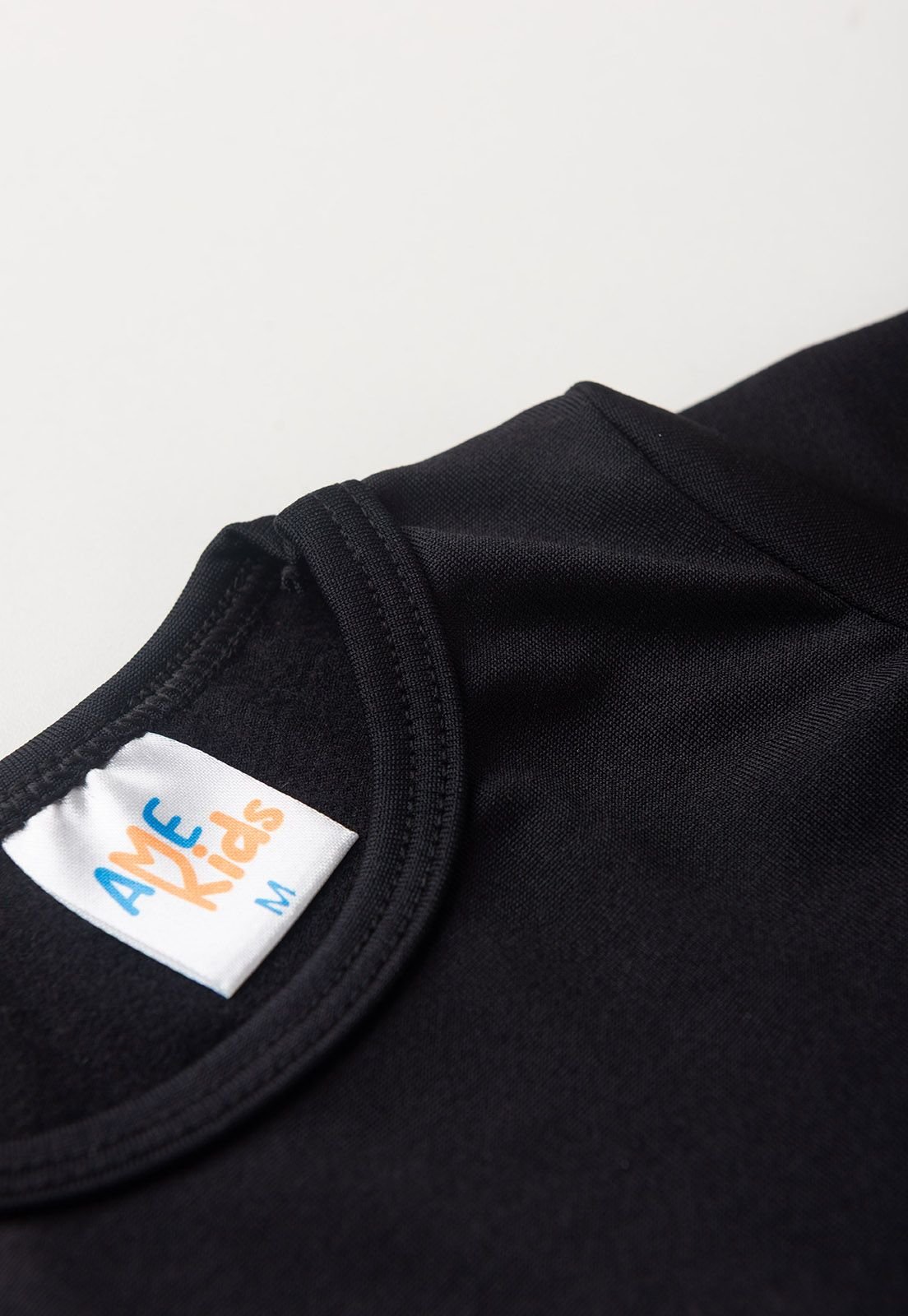 Detalhe: Gola redonda do Conjunto Blusa e Cal&ccedil;a T&eacute;rmica Ame Kids, cor Preto