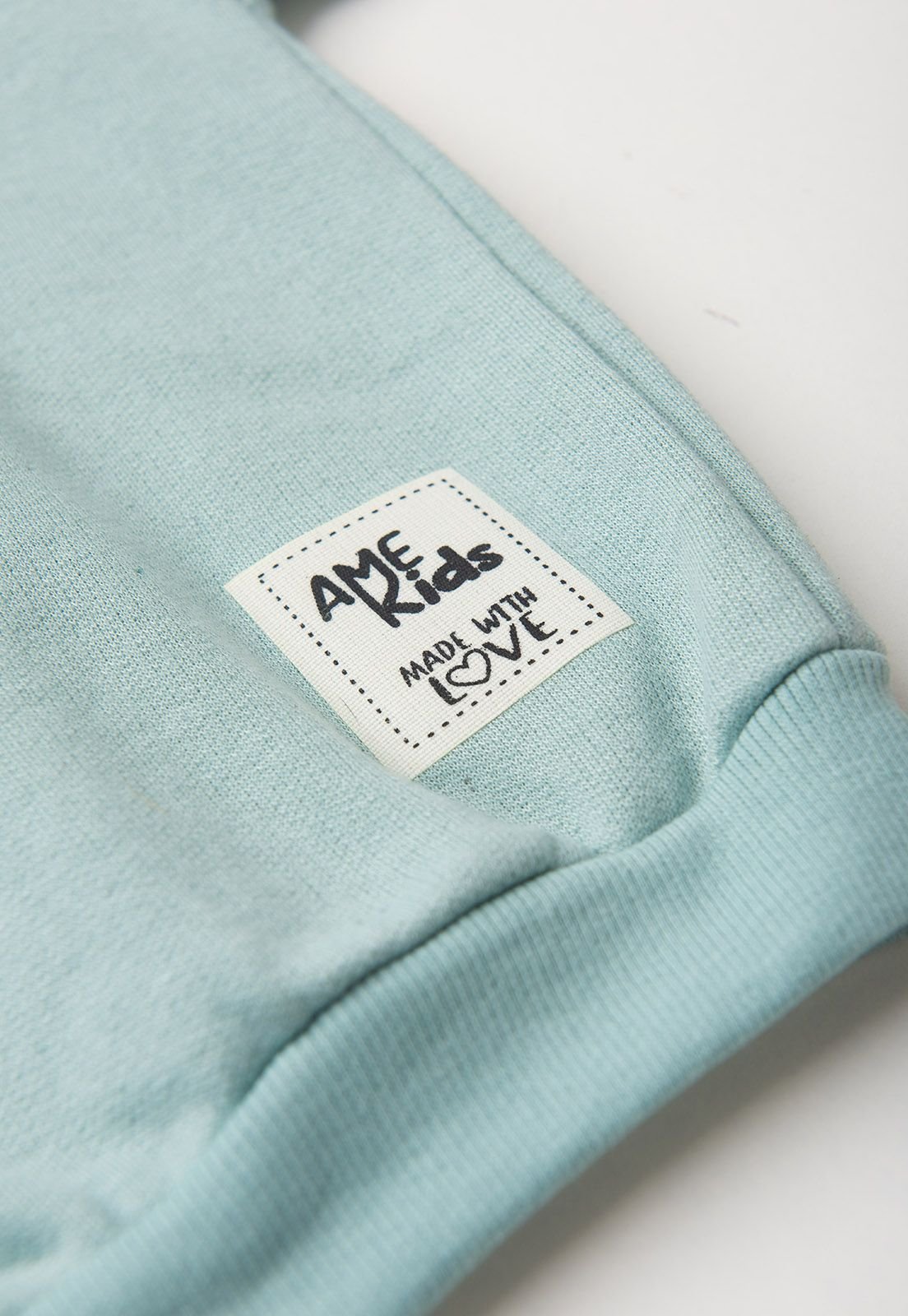 Detalhe: Etiqueta Ame Kids do Conjunto Blusa e Cal&ccedil;a de Moletom Ame Kids, cor Verde