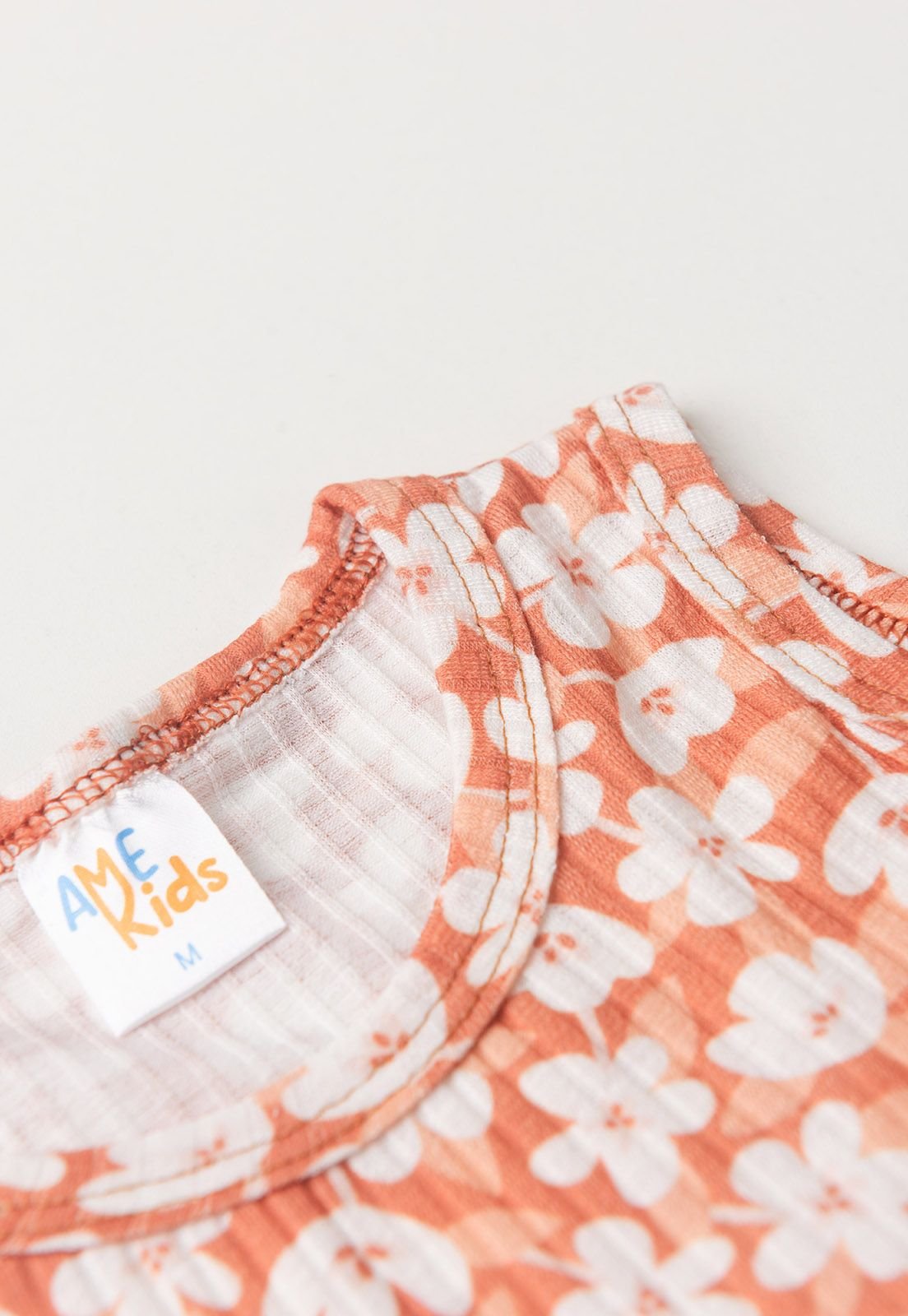 Detalhe: Gola e cavas do Vestido Curto Canelado Estampado Ame Kids, cor Avel&atilde;