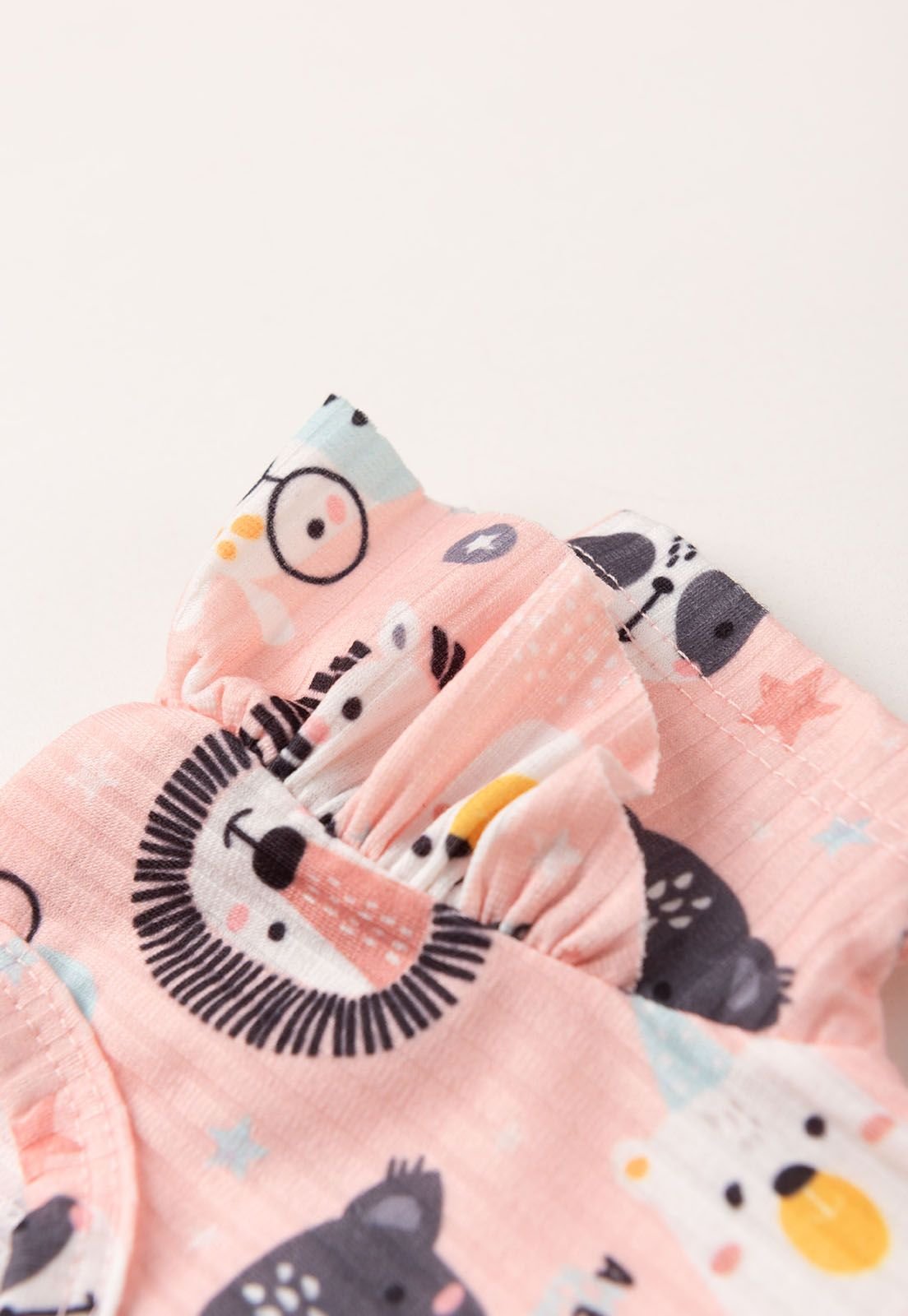 Detalhe: Manga de babado do Conjunto Body Canelado e Shorts Ame Kids, cor Safari Conjuntinho