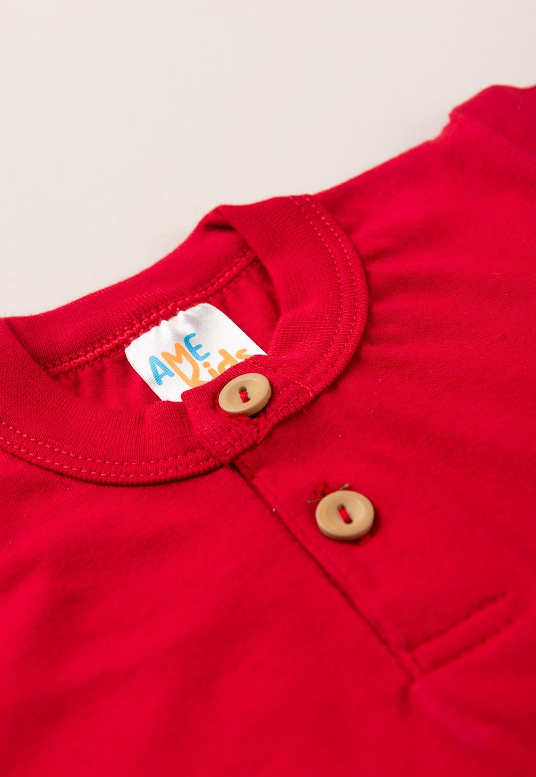 Detalhe: Bot&otilde;es de madeira da Camiseta com Bot&otilde;es Ame Kids, cor Vermelho