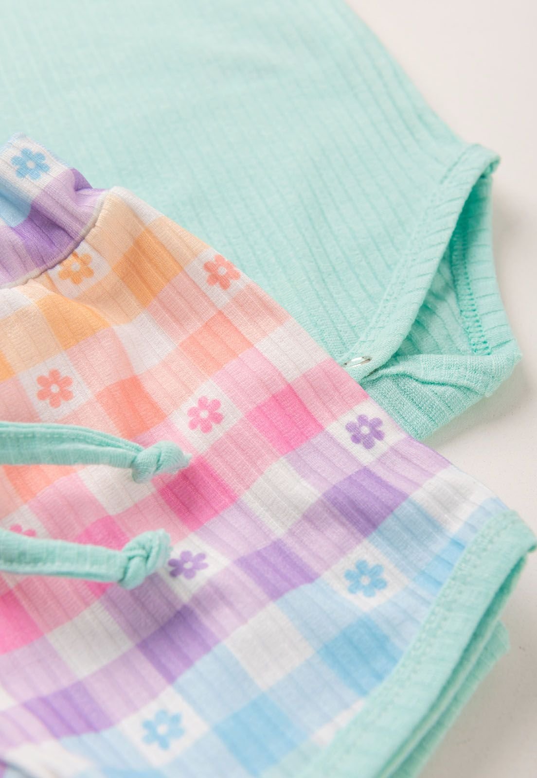 Detalhe: Shorts xadrez do Conjunto Body e Shorts Canelado Xadrez Ame Kids, vers&atilde;o Xadrez Tie Dye