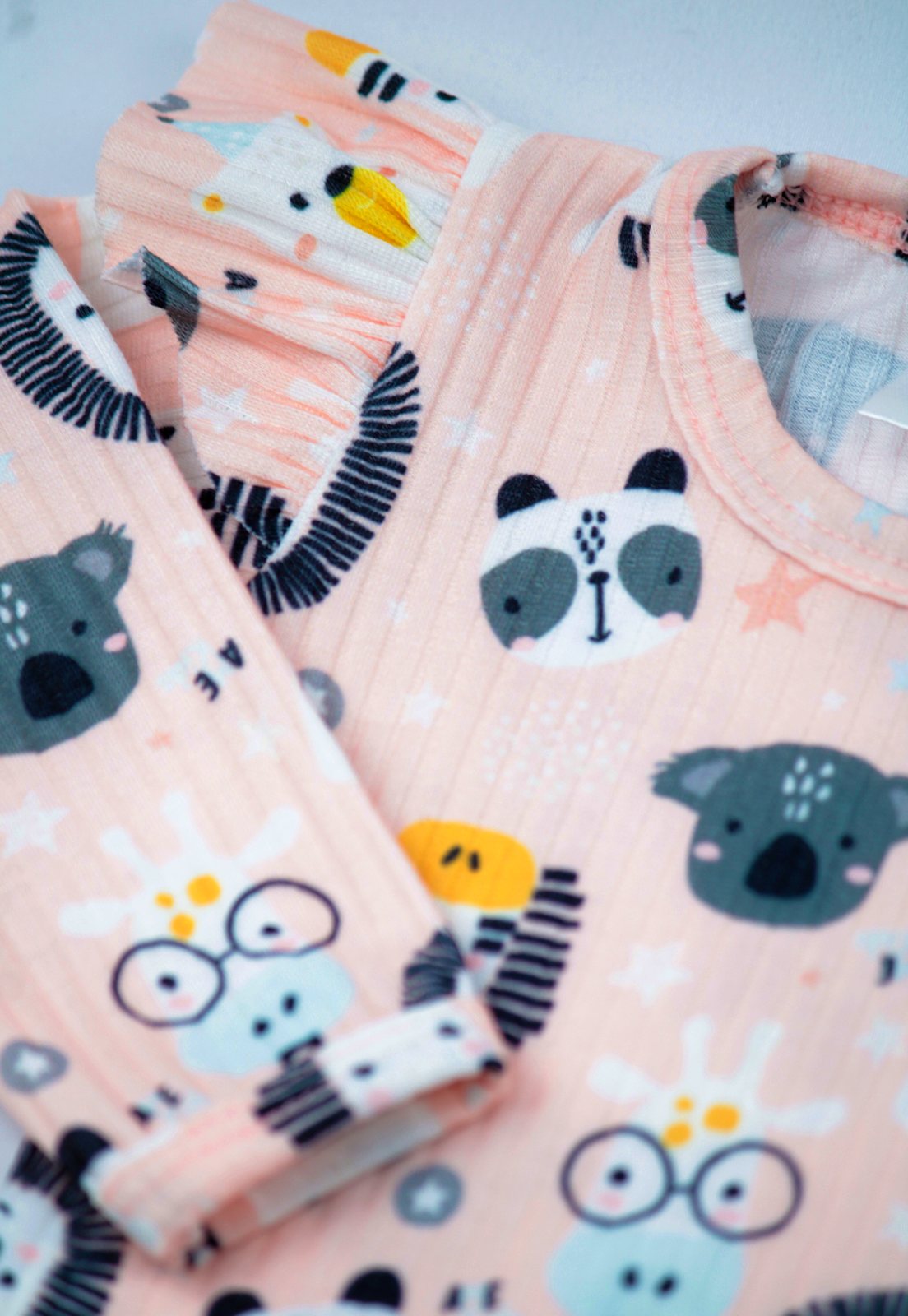 Detalhe: Estampa de bichinhos do Conjunto Body Estampado e Cal&ccedil;a Canelada com La&ccedil;o Ame Kids, vers&atilde;o Safari Conjuntinho