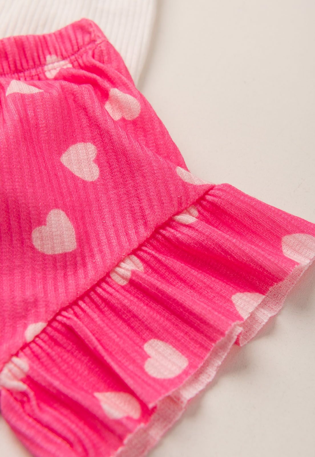 Detalhe: Babado nas pernas do Conjunto Body Alcinha e Shorts de Cora&ccedil;&otilde;es Ame Kids, cor Rosa Barbie