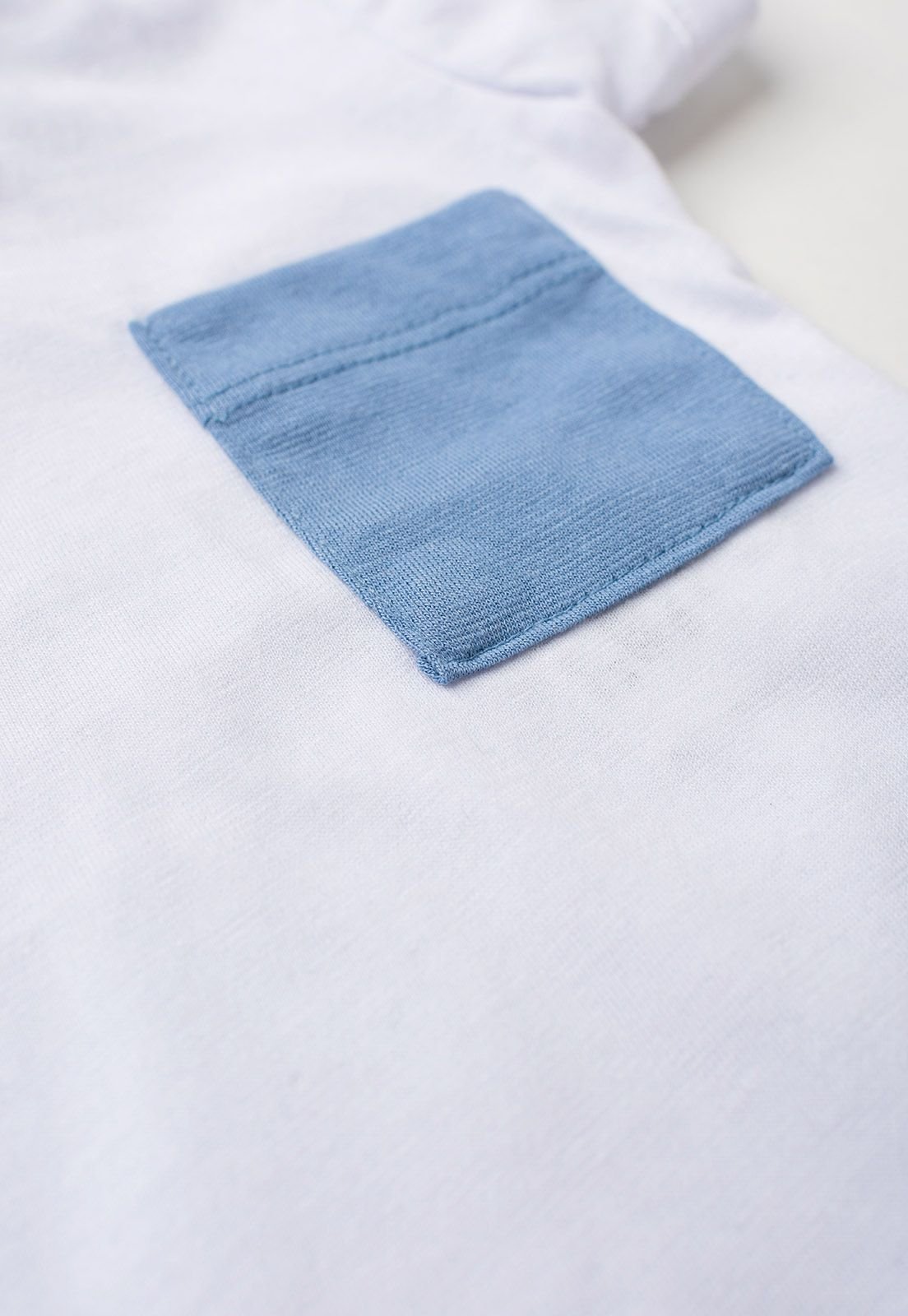 Detalhe: Bolso no peito do Conjunto Blusa com Capuz e Shorts Ame Kids, cor Azul Rivera
