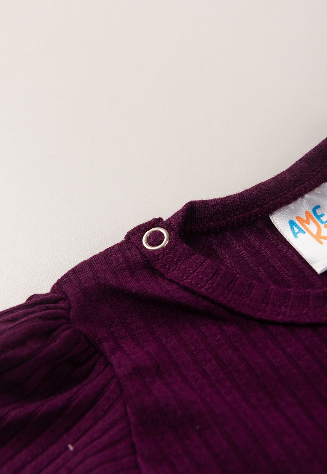 Detalhe: Bot&atilde;o no ombro do Vestido Manga Longa Canelado Ame Kids, cor Beringela