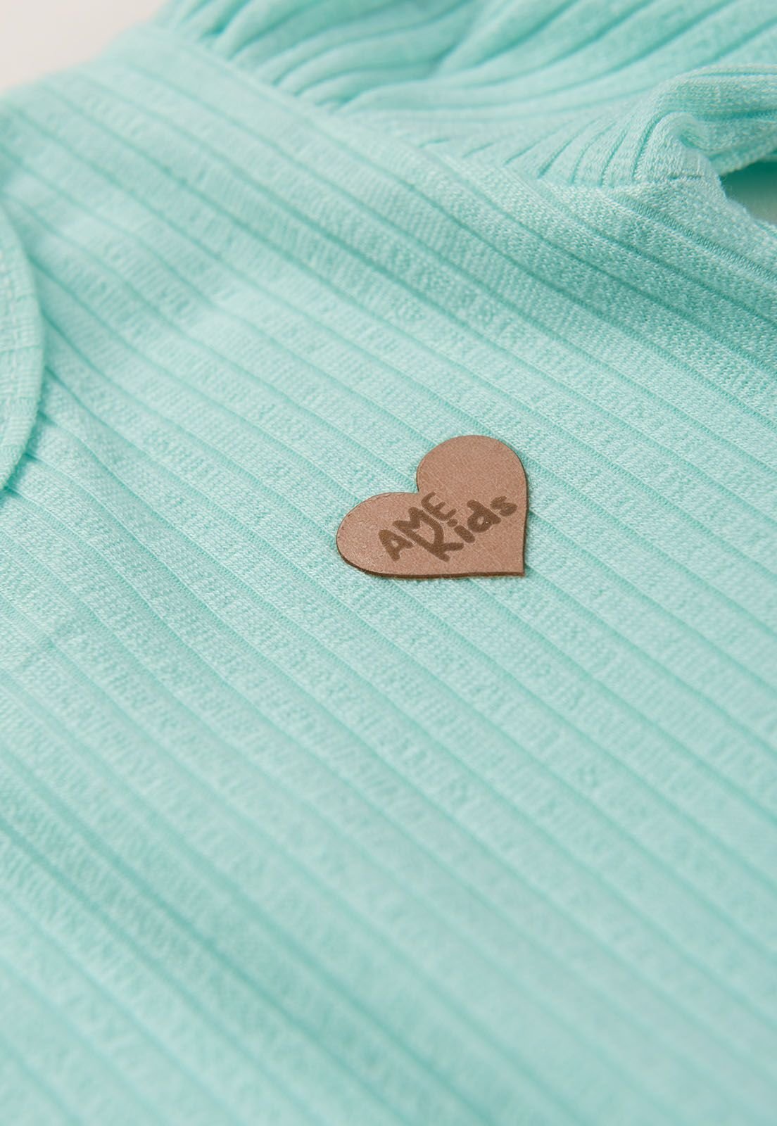Detalhe: Patch de cora&ccedil;&atilde;o do Conjunto Body e Cal&ccedil;a Estampada Ame Kids, vers&atilde;o Xadrez Tie Dye