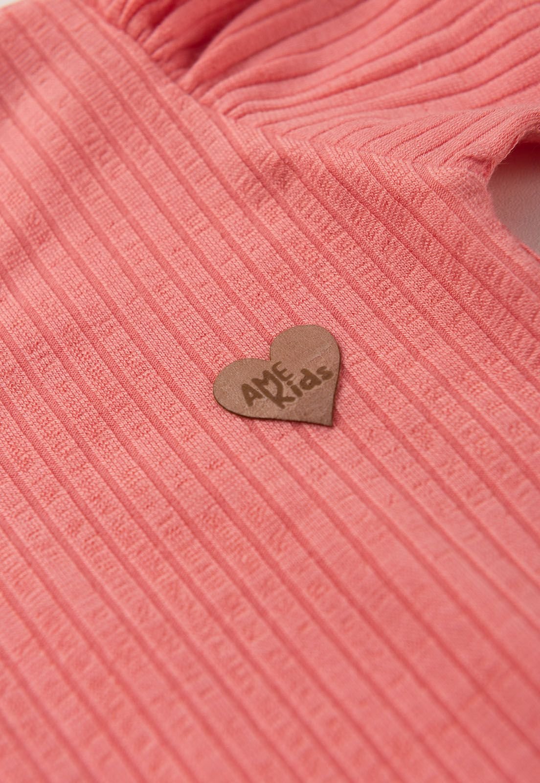 Detalhe: Patch de cora&ccedil;&atilde;o do Conjunto Body e Saia Ame Kids, cor P&ecirc;ssego